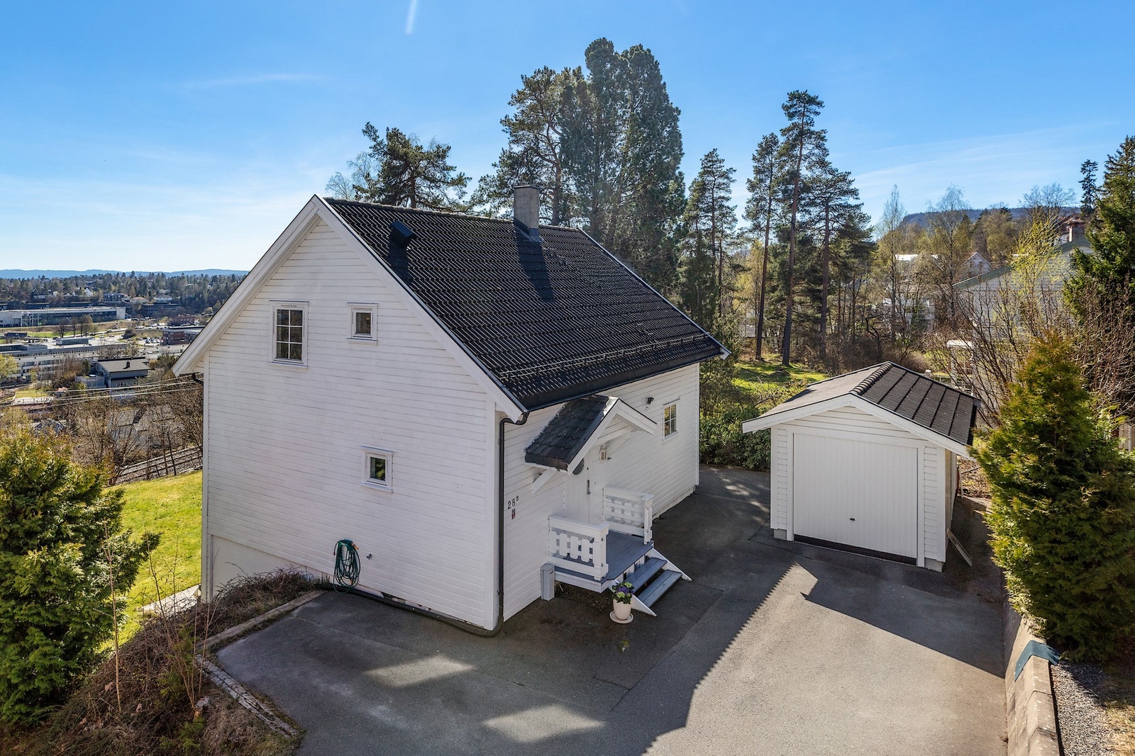 God plass til parkering på egen tomt samt garasje Galleribilde