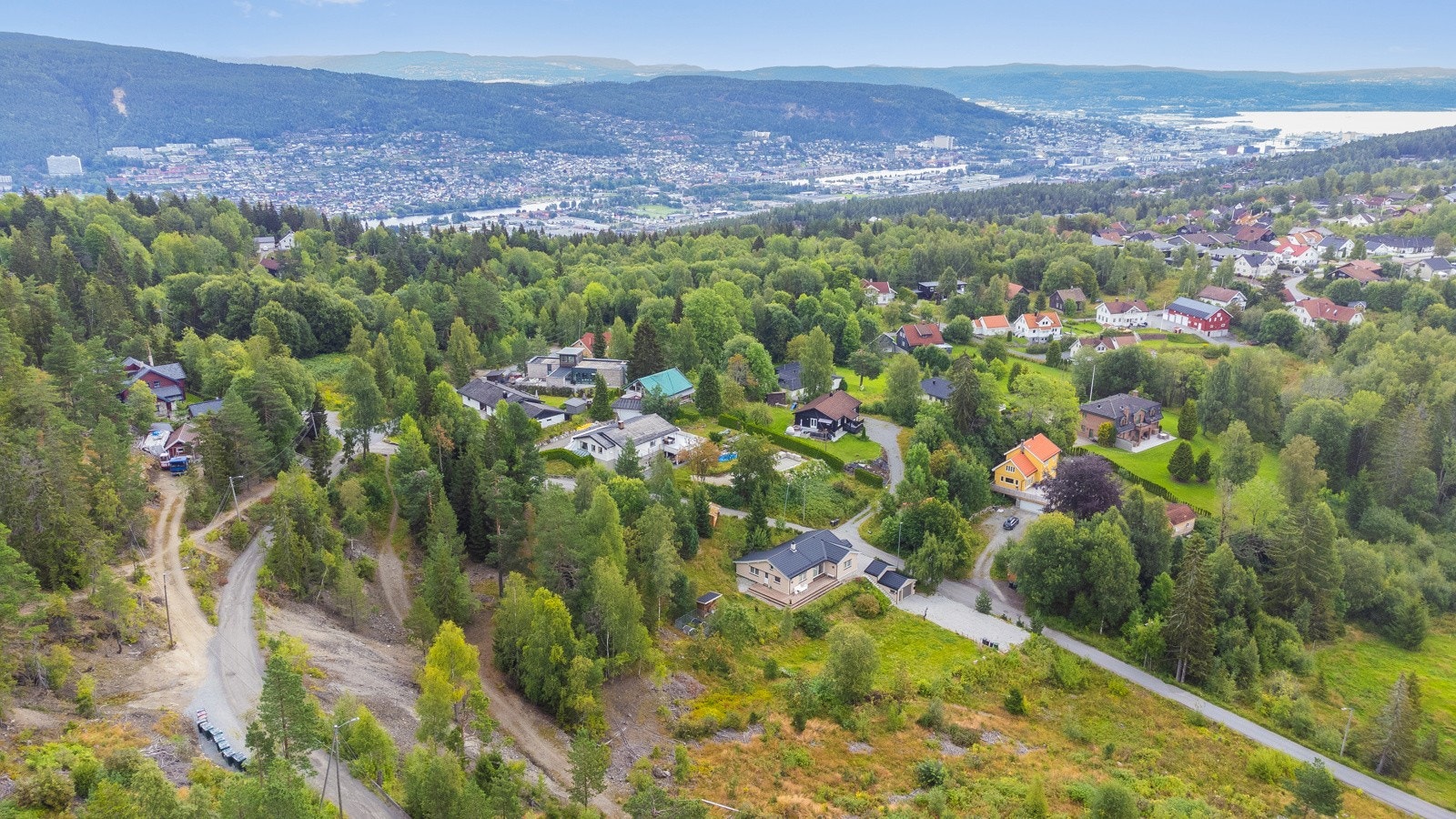 Det er variert bebyggelse i området. Galleribilde
