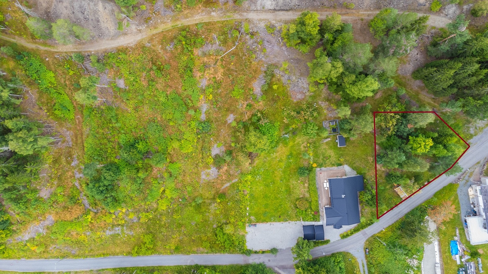 Tomten har umiddelbar nærhet til flotte turområder. Grensene som er tegnet inn er kun ment som illustrasjon. Galleribilde