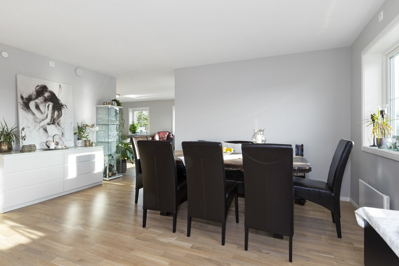 En stilren og tidsriktig innredet 3-roms selveierleilighet, her i stuen er det god plass til spisebord. Galleribilde