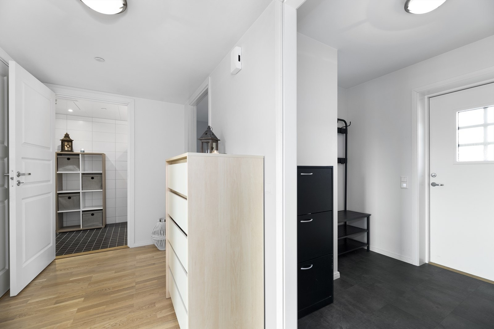 Lys og romslig flislagt entré med god plass til å henge ifra seg yttertøy i garderobeskap. Galleribilde