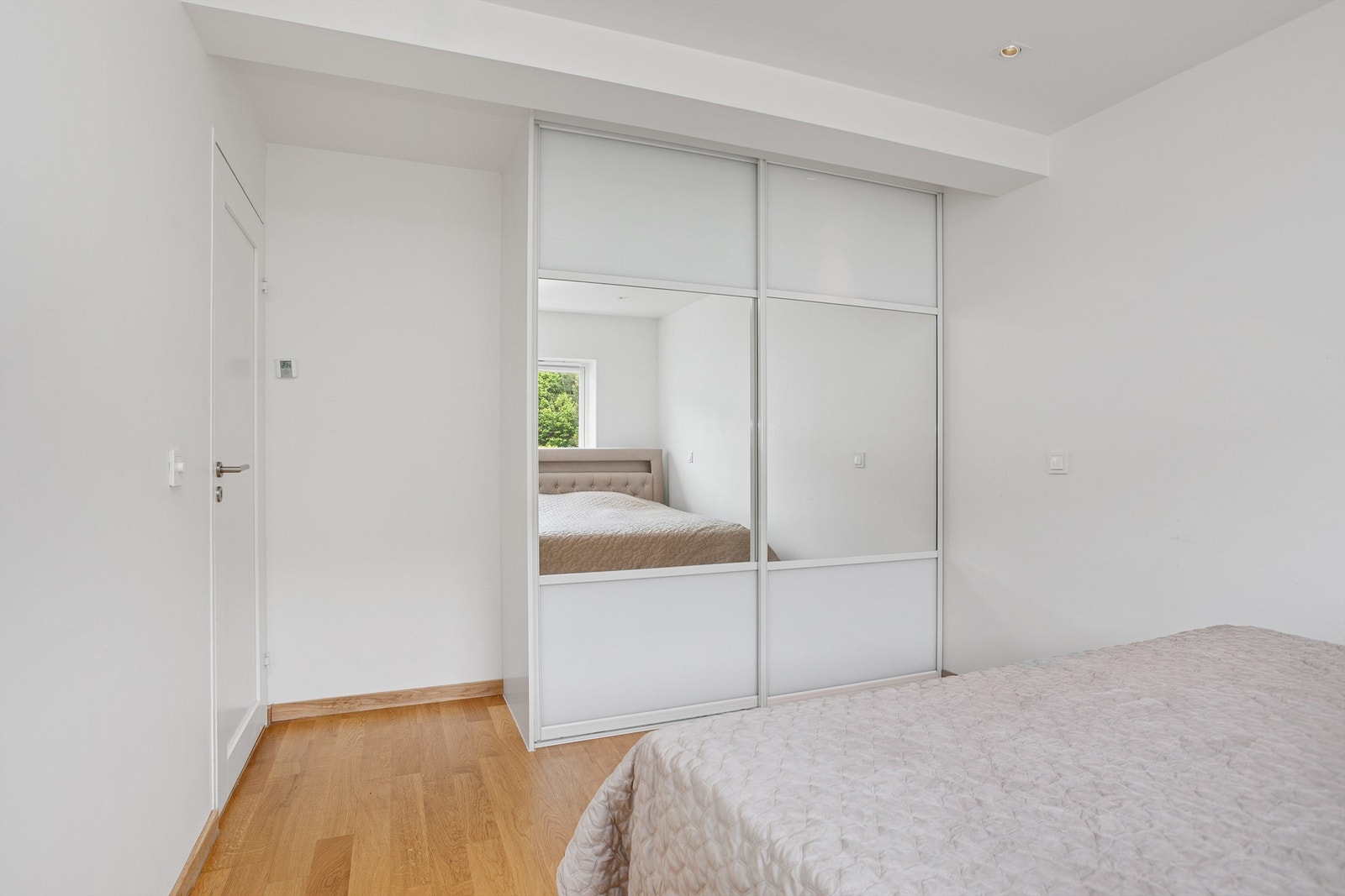 Skyvedørsgarderobe med god plass til oppbevaring Galleribilde