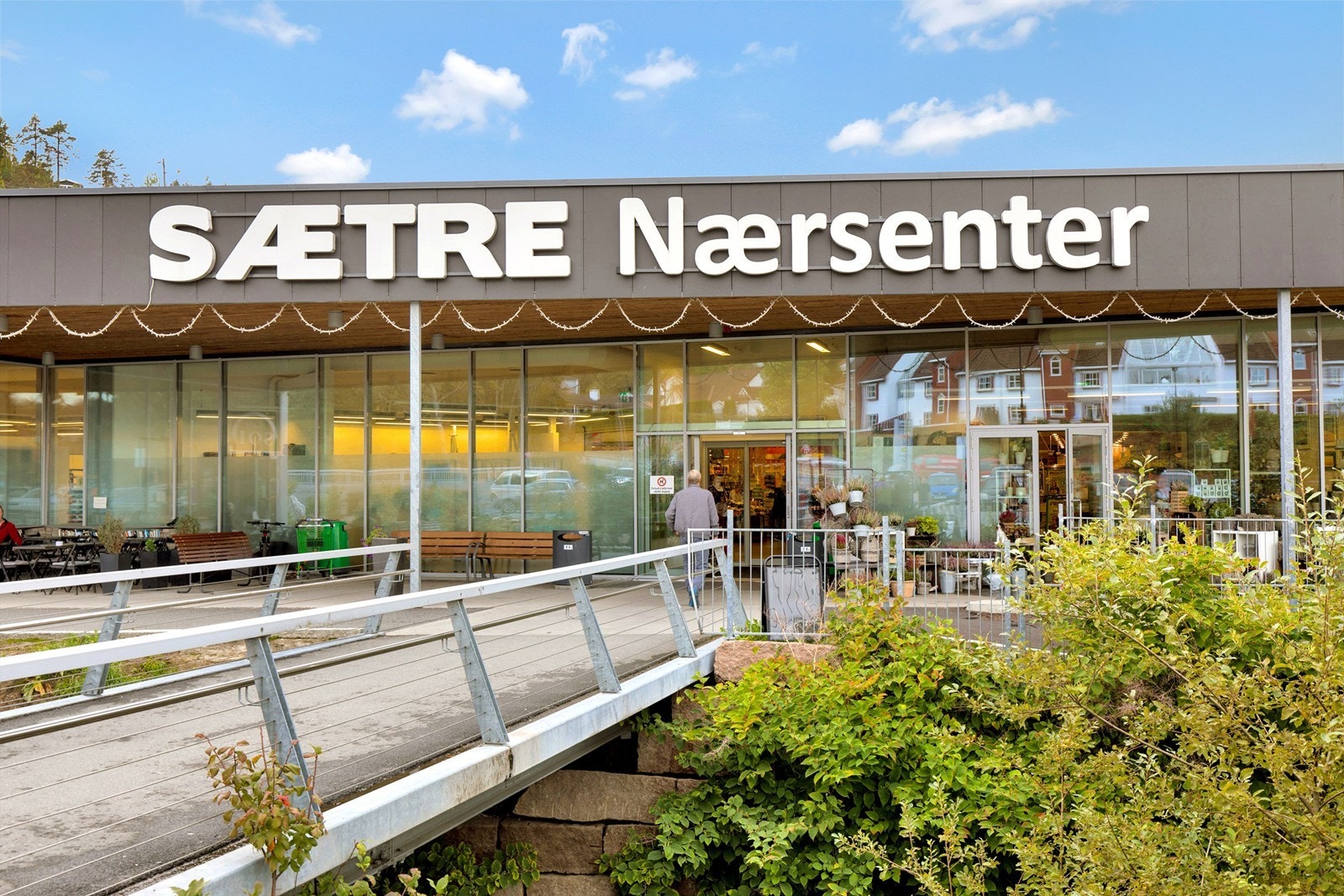 Sætre nærsenter med matbutikker etc Galleribilde
