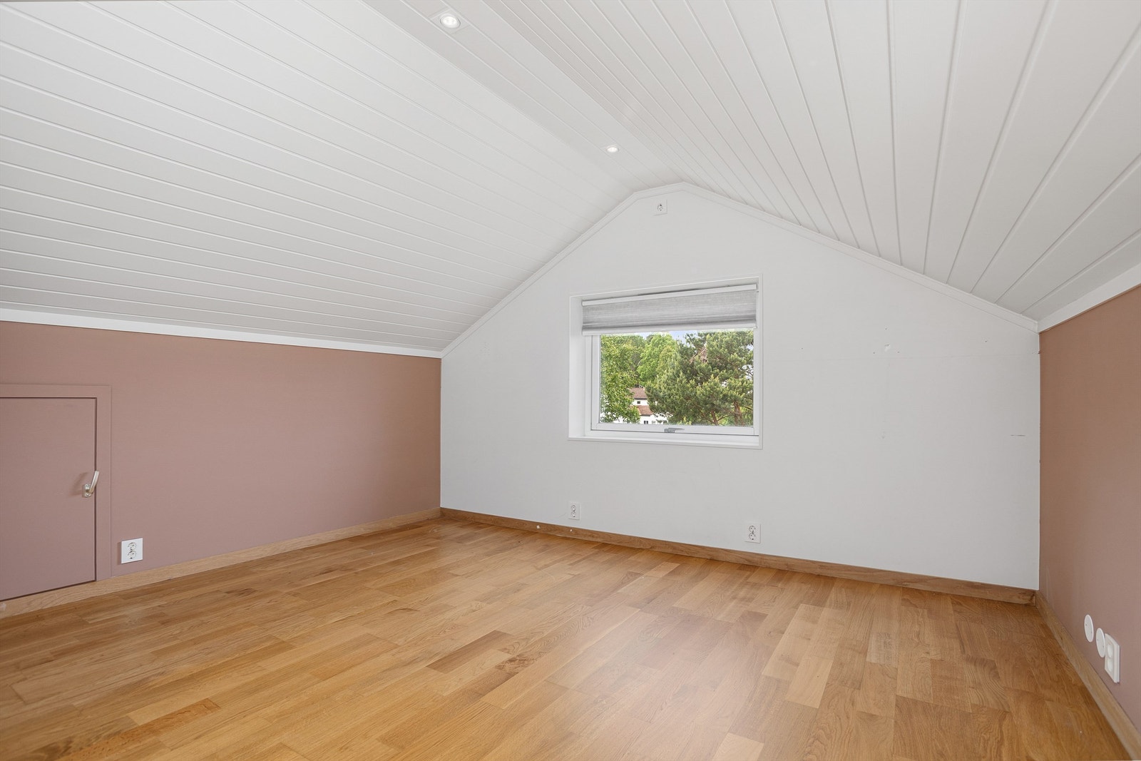 Soverom 2 i 2.etg med plass til dobbeltseng og gerderobeløsning også her Galleribilde
