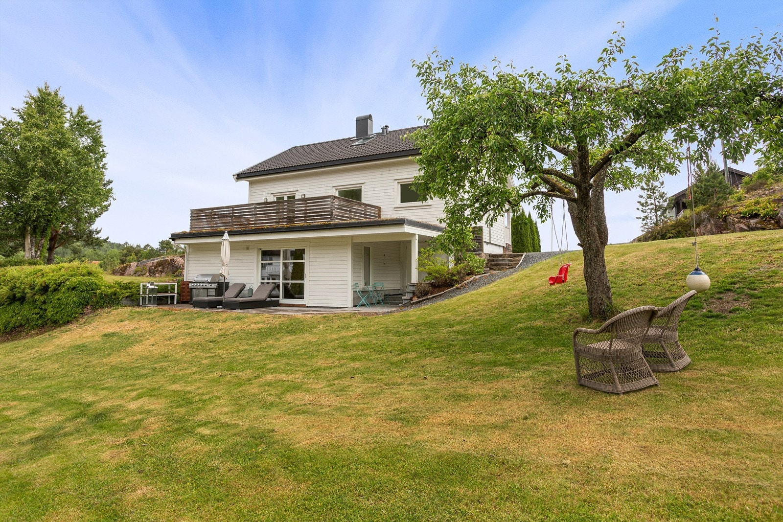Eiendommens hage er på over 2 mål og er pent opparbeidet med plen og diverse beplantning Foto: Stener Widnes Galleribilde