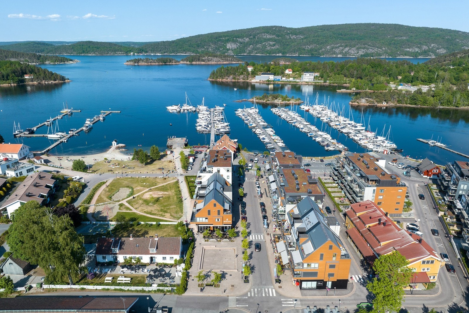 Kort spasertur til Sætre sentrum med yrende båtliv om sommeren Galleribilde
