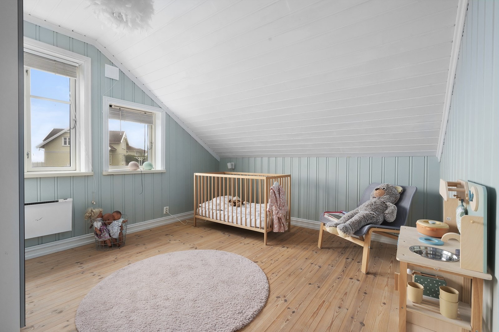 Soverommene har plass til oppbevaringsløsning, god plass til seng og utstråler en behagelig atmosfære for avslapning og hvile. Galleribilde
