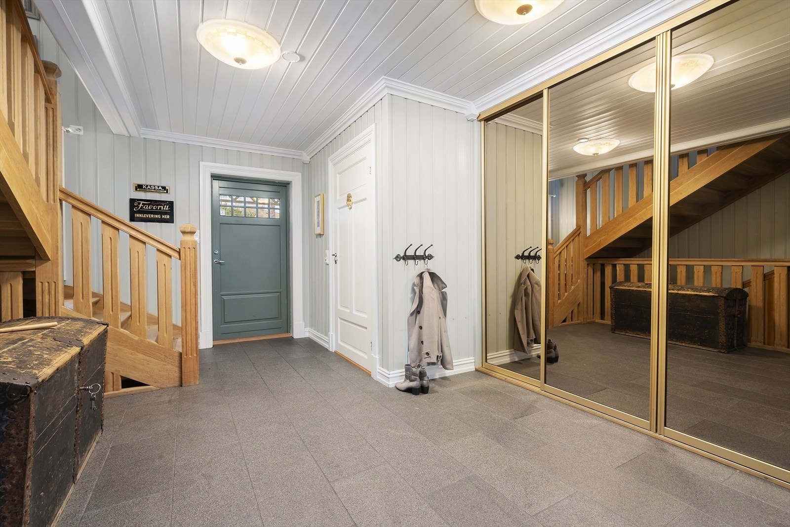 Flislagt, innbydende hall med god plass til oppbevaring av klær og sko i skyvedørsgarderobe. Trappen fører deg videre opp til boligens 2.etasje. Galleribilde