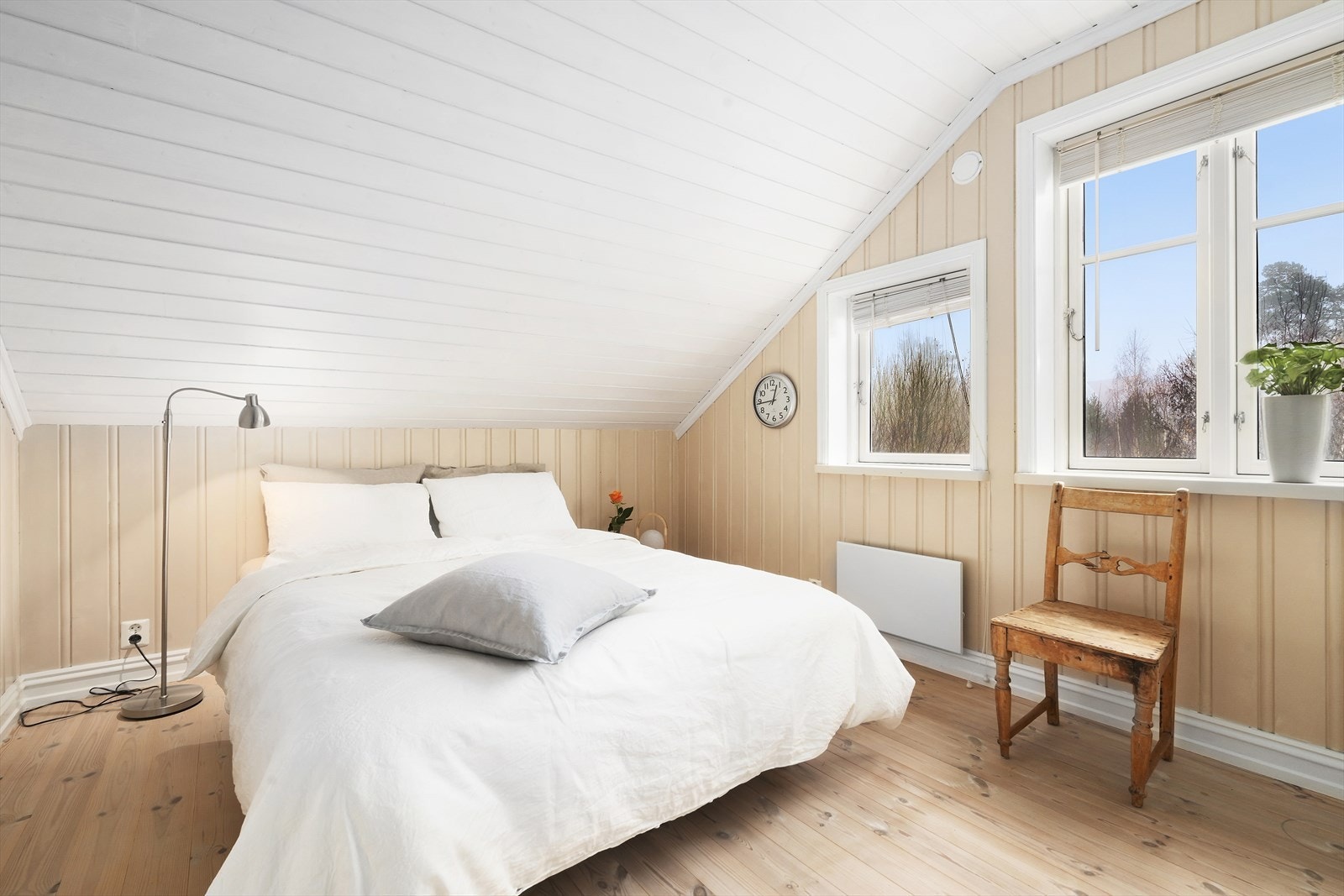 Boligen har en familievennlig løsning med 6 soverom i hoveddel. Galleribilde