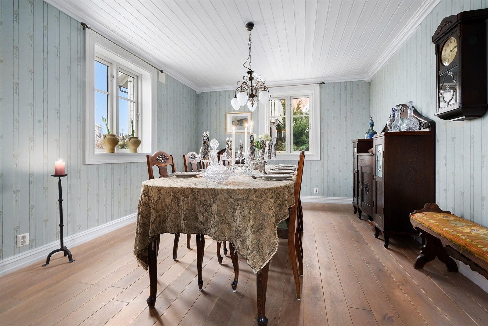 Rommets åpne utforming gir gode møbleringsmuligheter, med plass til både en stor sofagruppe, spisestue og personlige interiørvalg. Galleribilde
