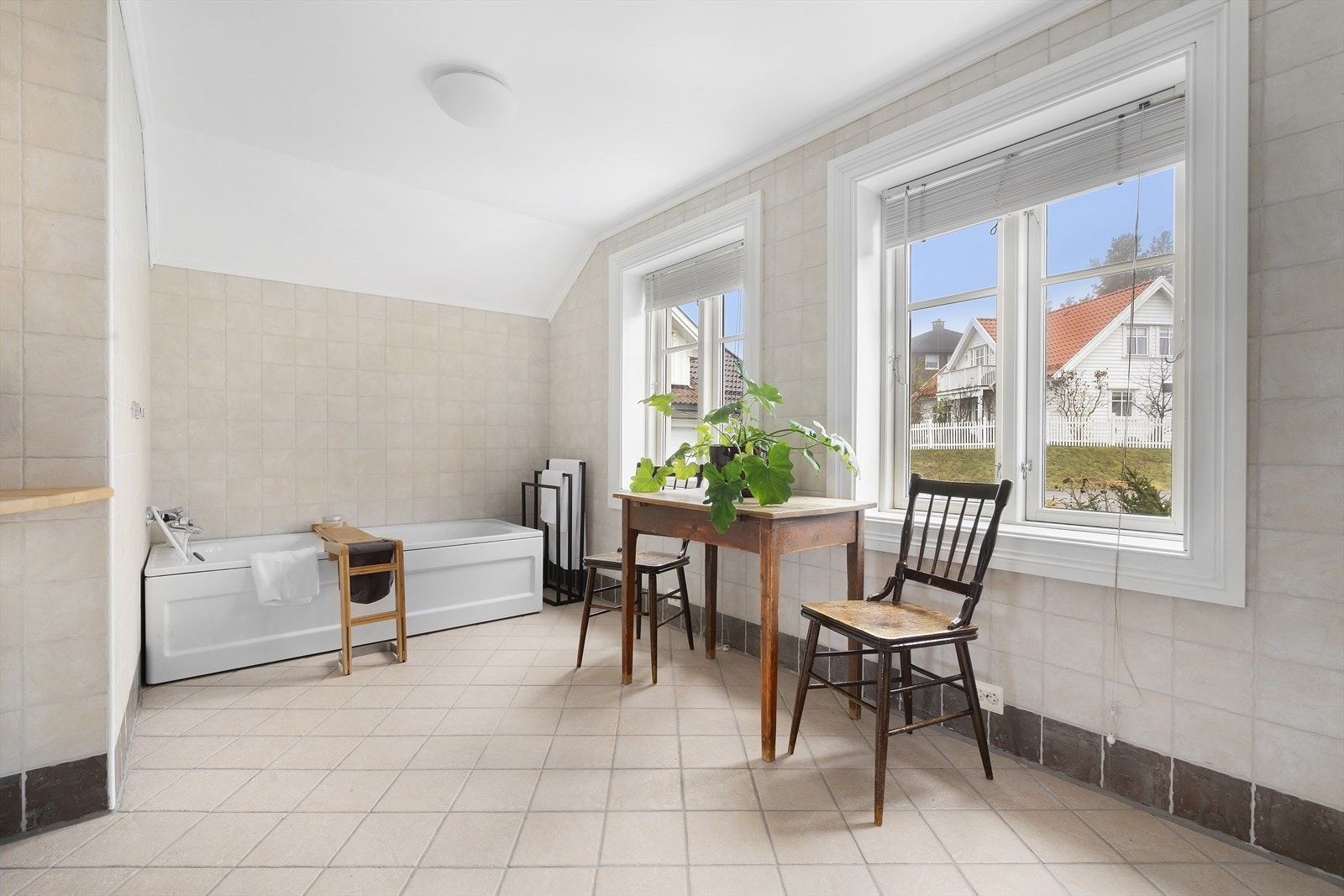 Badet i 2.etasje ligger i direkte tilknytning til 5 av boligens soverom og har pene fliser på vegger og gulv. Galleribilde