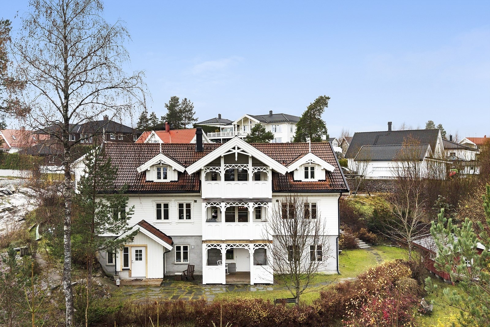 Denne store og herskaplige familieboligen har gjennomtenkte løsninger som gir optimal funksjonalitet og komfort. Galleribilde