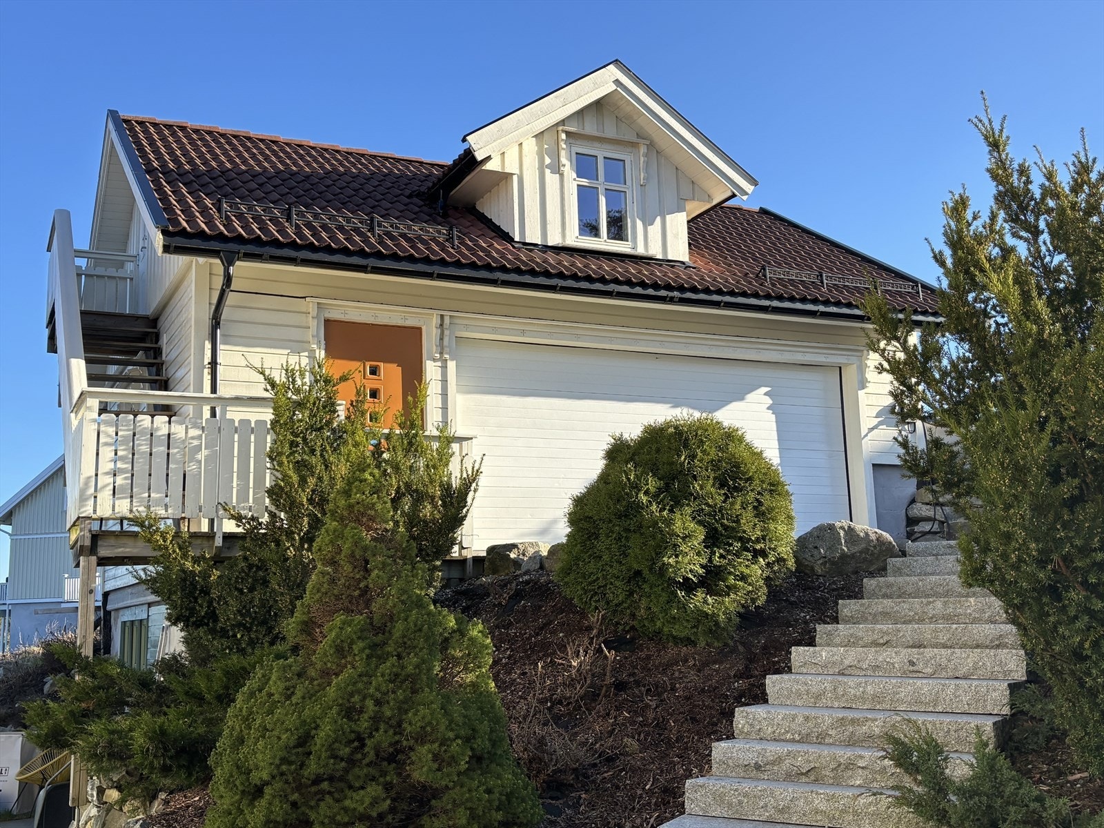 Steinsatt trapp opp til garasje og gårdsplass. Foto: Selgers bilde Galleribilde