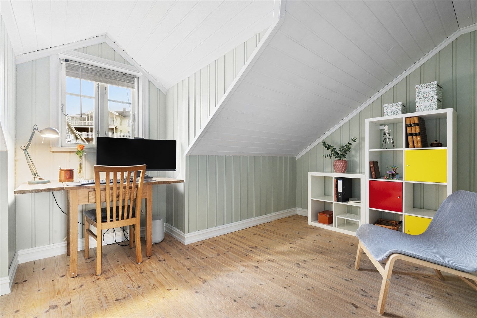 Soverommene har gode lysforhold og er malt i en trendy fargetone. Galleribilde
