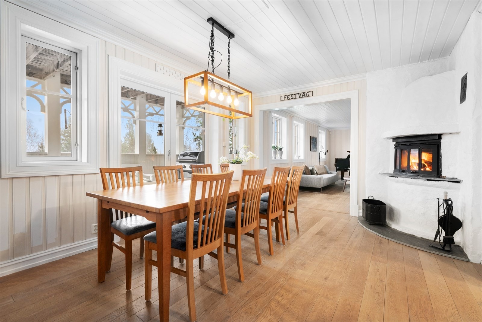 Det er rom for en hyggelig sittegruppe på kjøkkenet og kjøkkenet har en koselig peis som skaper en varm og innbydende atmosfære. Galleribilde