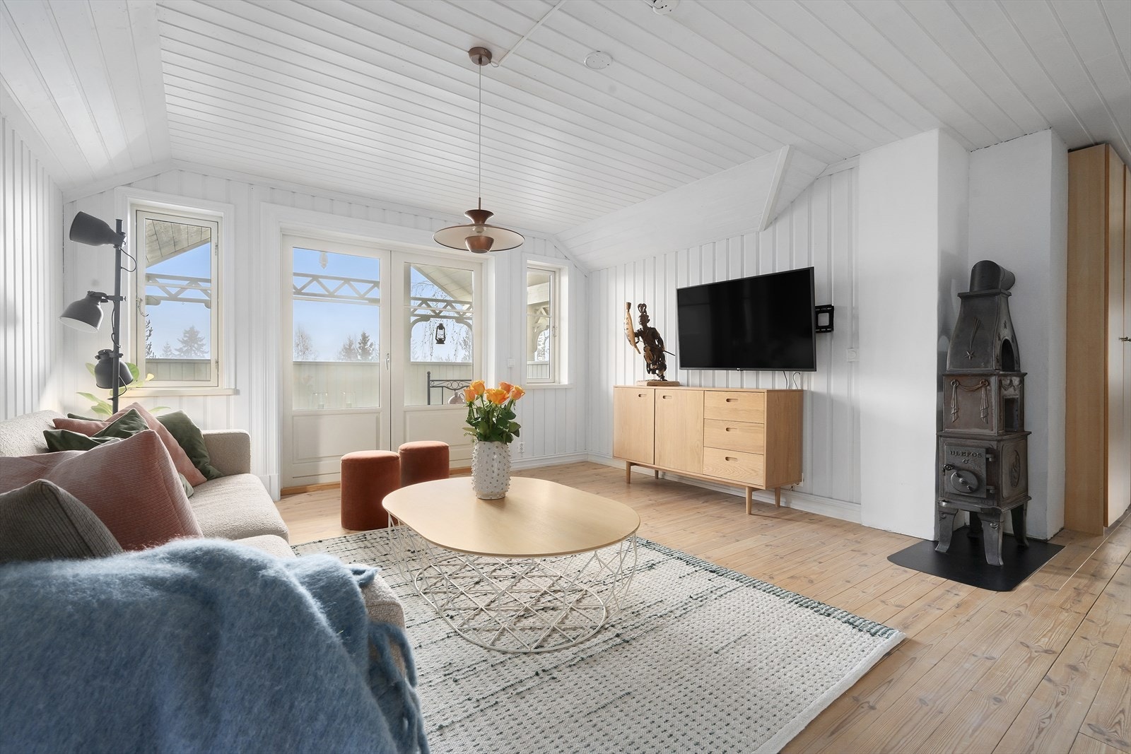 Pen stue i 2.etasje som er et perfekt ekstra oppholdsrom for barna, med god plass til både avslapning og sosiale aktiviteter. Galleribilde