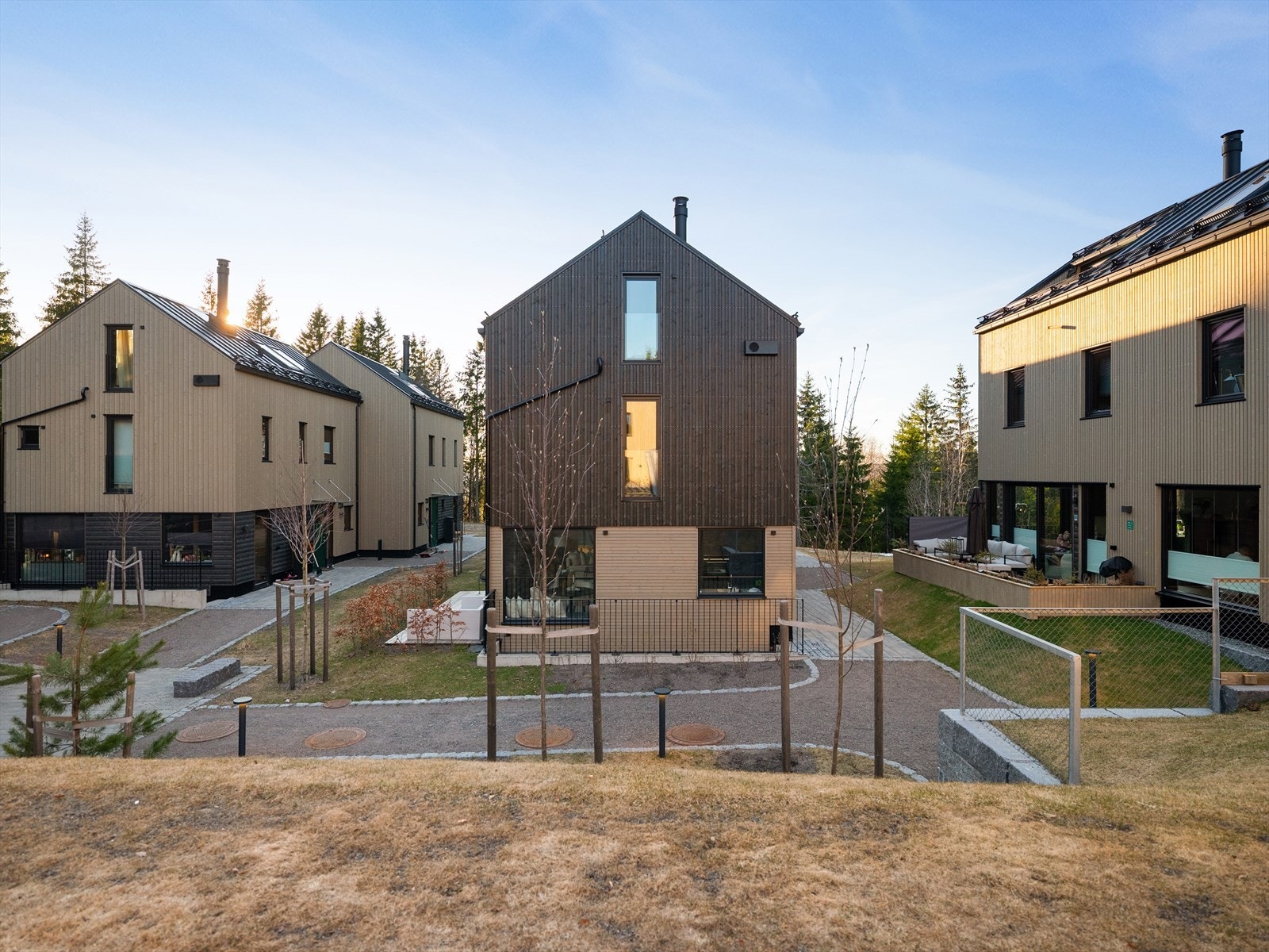 Boligen har en god intern beliggenhet og ligger på et barnevennlig og bilfritt tun. Flere fine lekearealer, samt felles sykkelparkering og smørebod Galleribilde