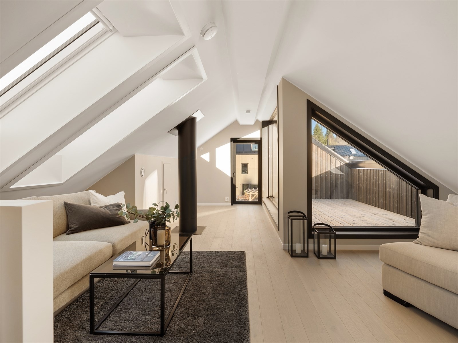 Loftstuen har skråtak, takvinduer og rikelig med naturlig lysinnslipp Galleribilde