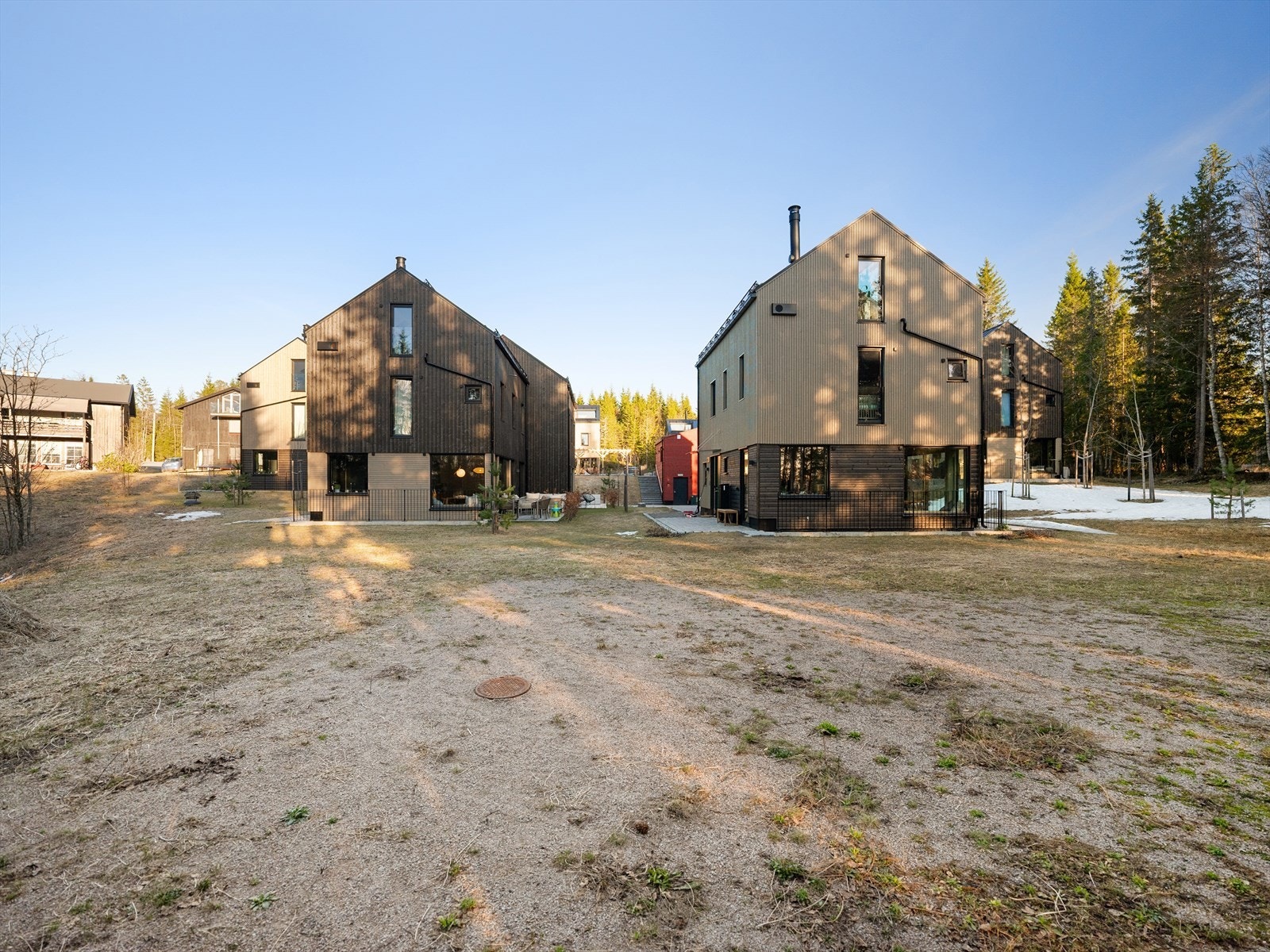Meget barne- og familievennlig med mye plass å boltre seg på Galleribilde