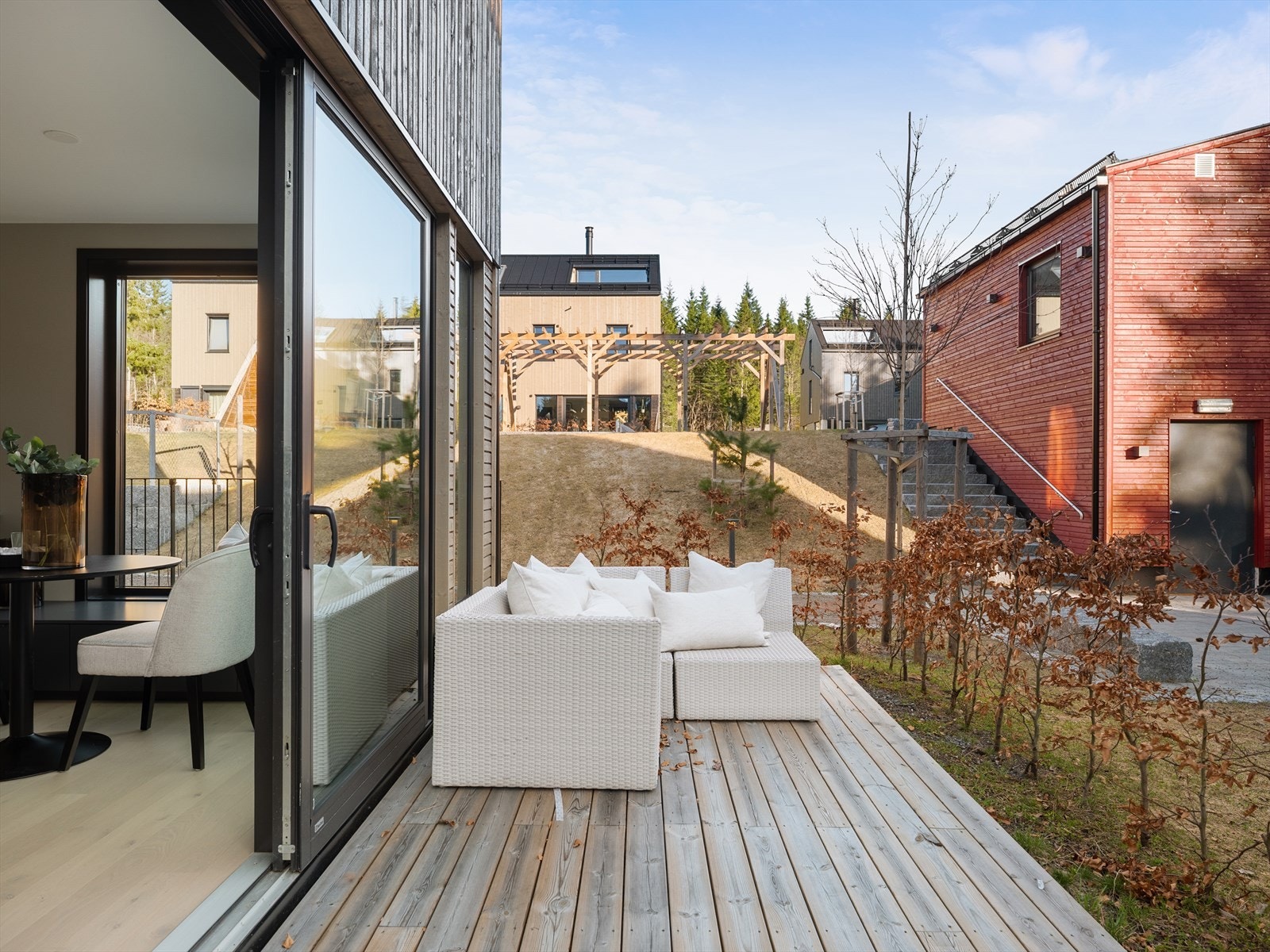 Fra stue/kjøkken er det utgang til en markterrasse på ca. 13 kvm. Fra markterrassen er det direkte adkomst til en stor, felles hage Galleribilde