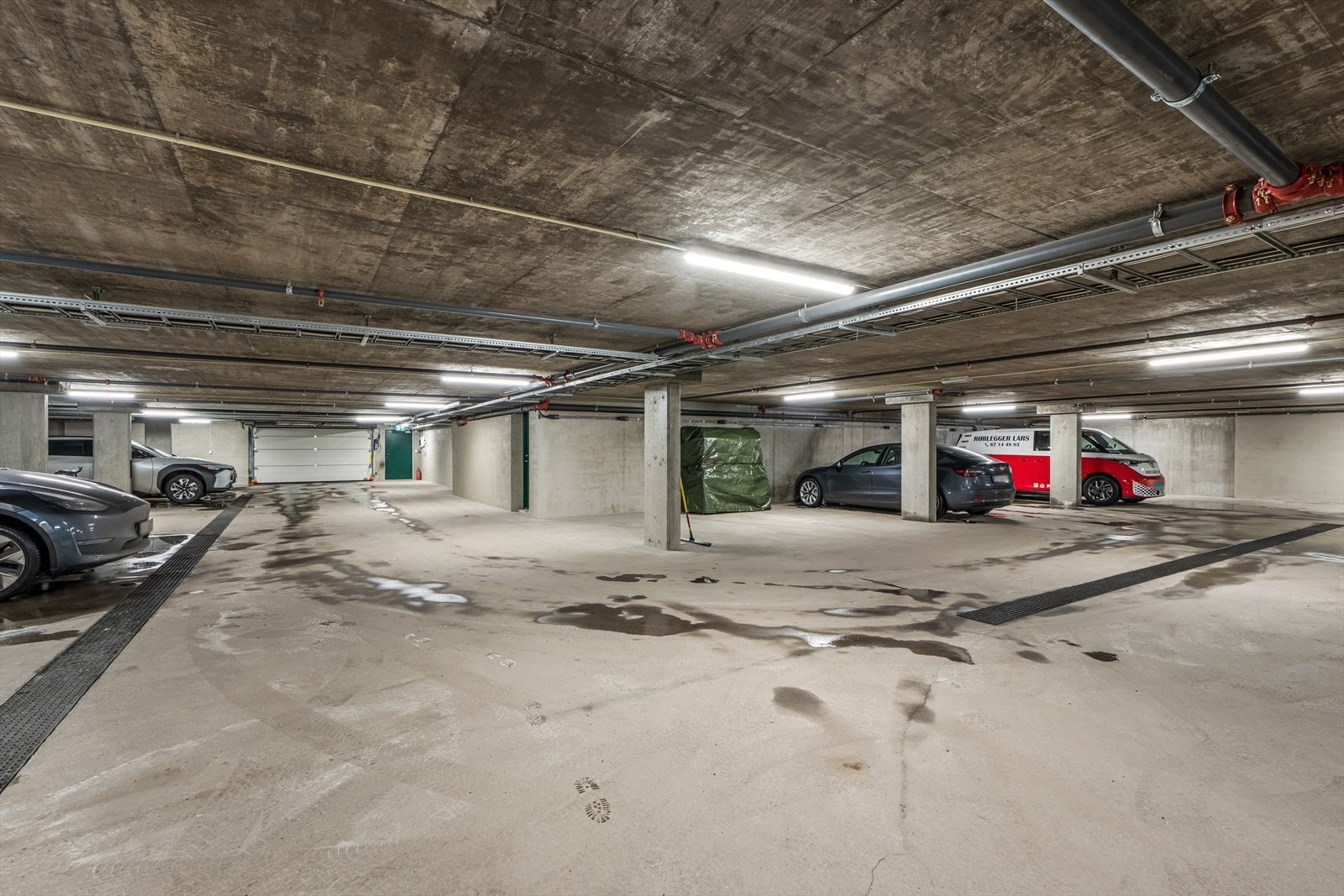 Til boligen medfølger garasjeplass og en sportsbod på ca. 5 kvm Galleribilde