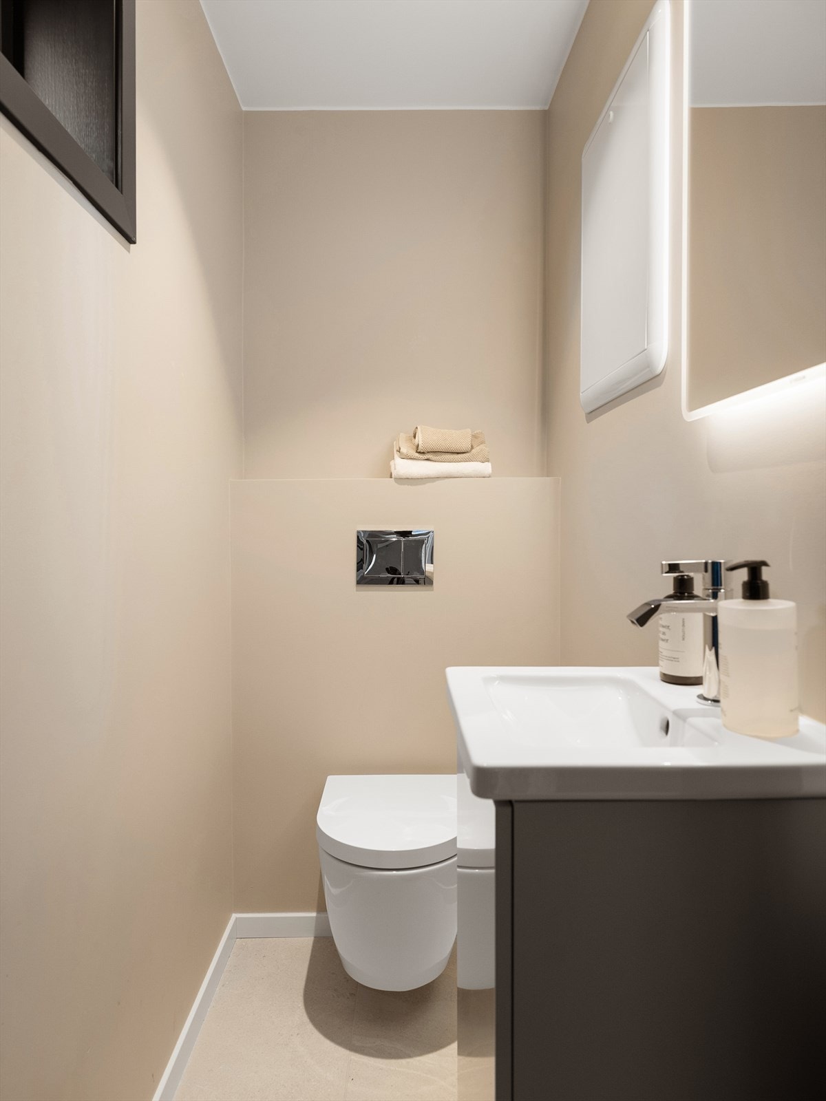 Separat wc-rom/gjestetoalett i 1. etasje med flislagt gulv og malte veggflater Galleribilde