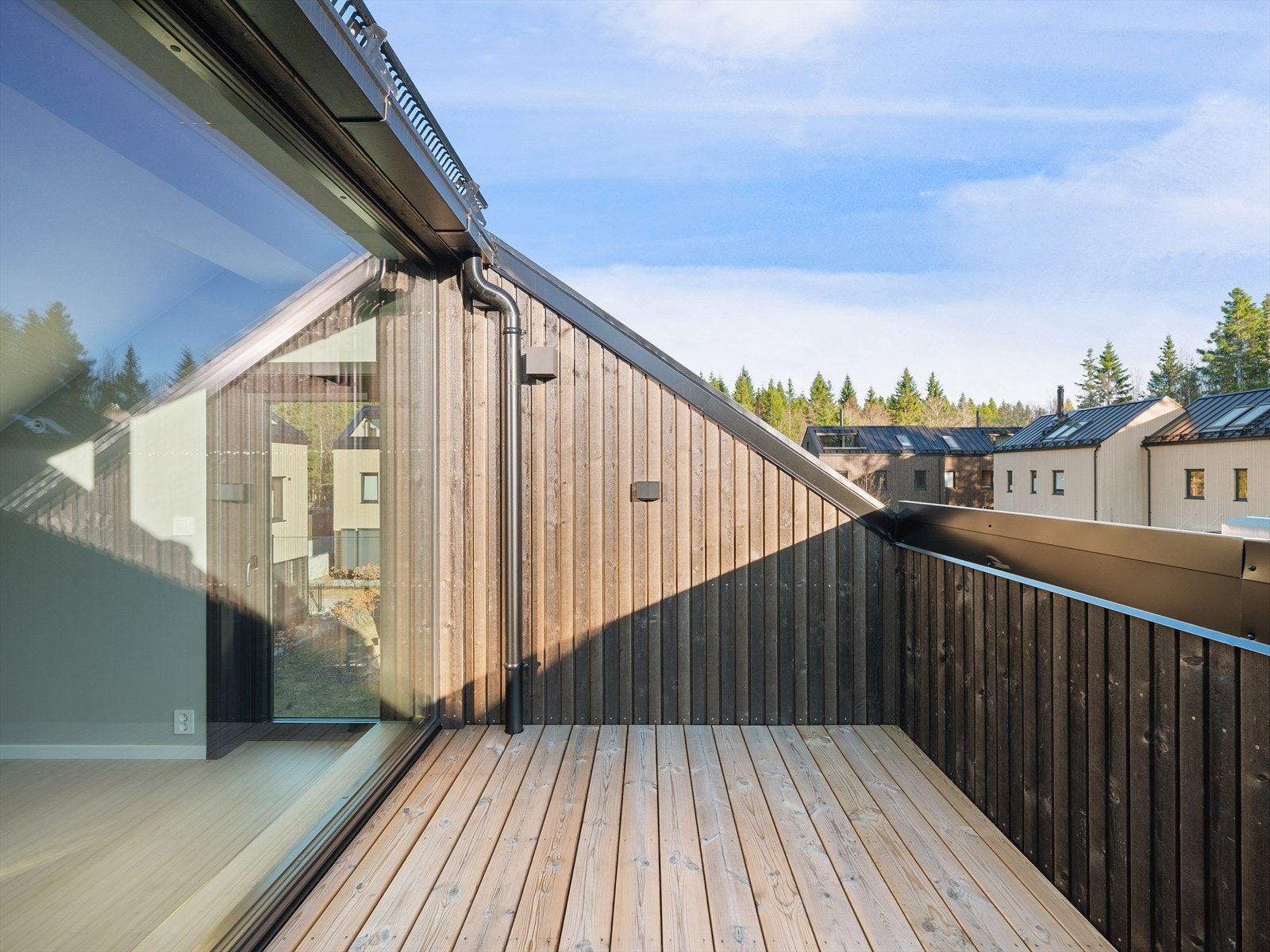 Fra stuen er det utgang til en lun og skjermet takterrasse på ca. 6,5 kvm Galleribilde
