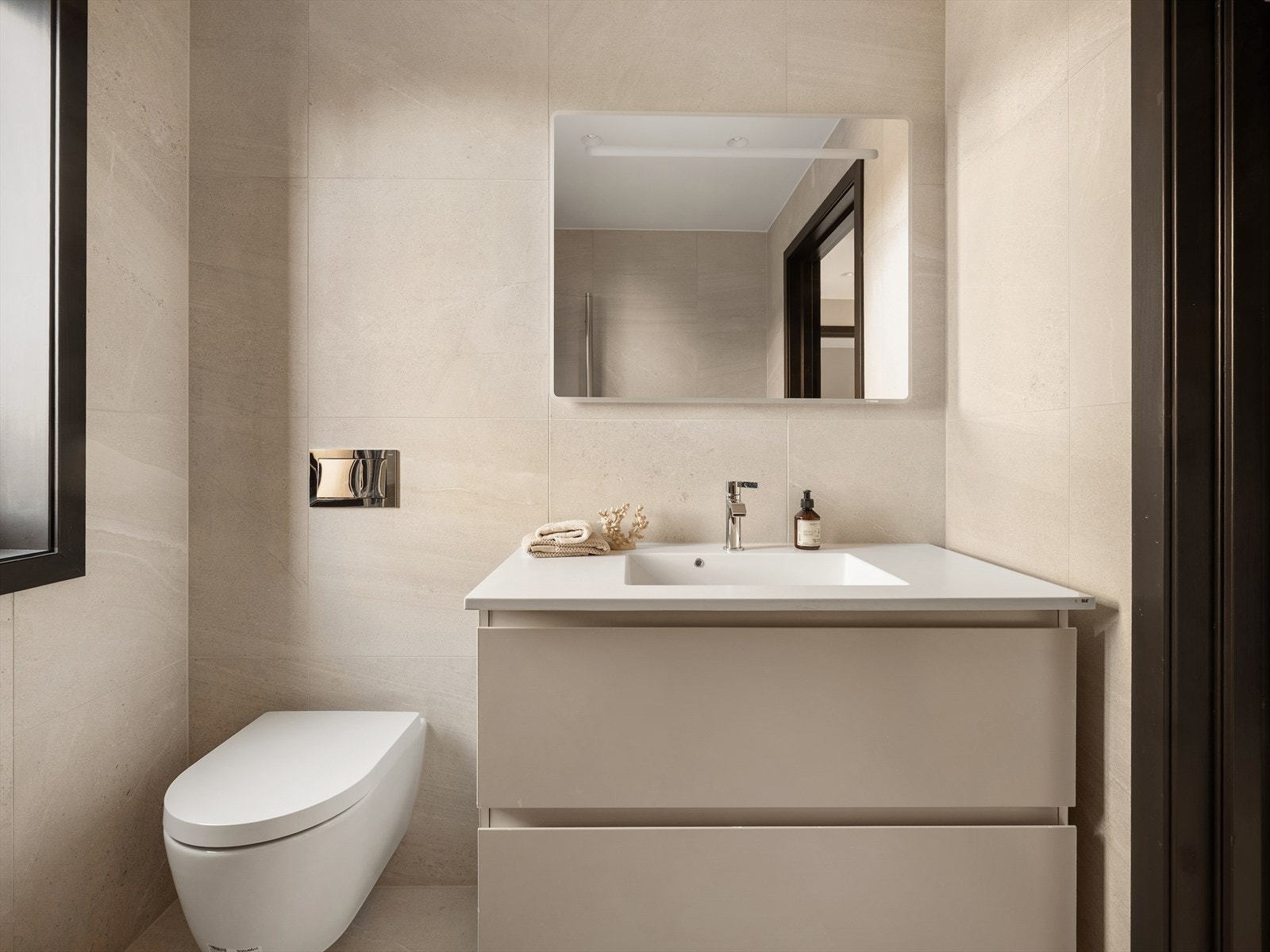 Boligen inneholder hele tre bad og et gjestetoalett. Alle badene har et gjennomført interiør med pene overflater - fliser i 60X60-format fra Villeroy & Boch Galleribilde
