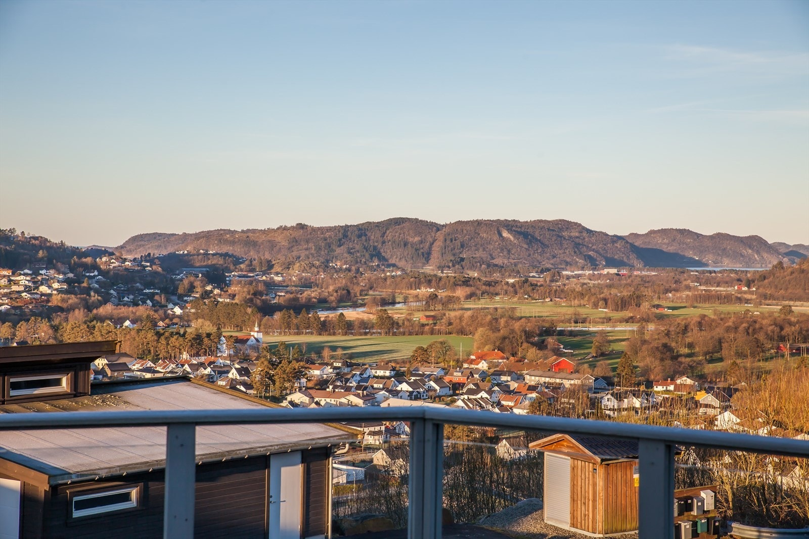Rosfjorden til venstre, Kvavik til høyre. Galleribilde