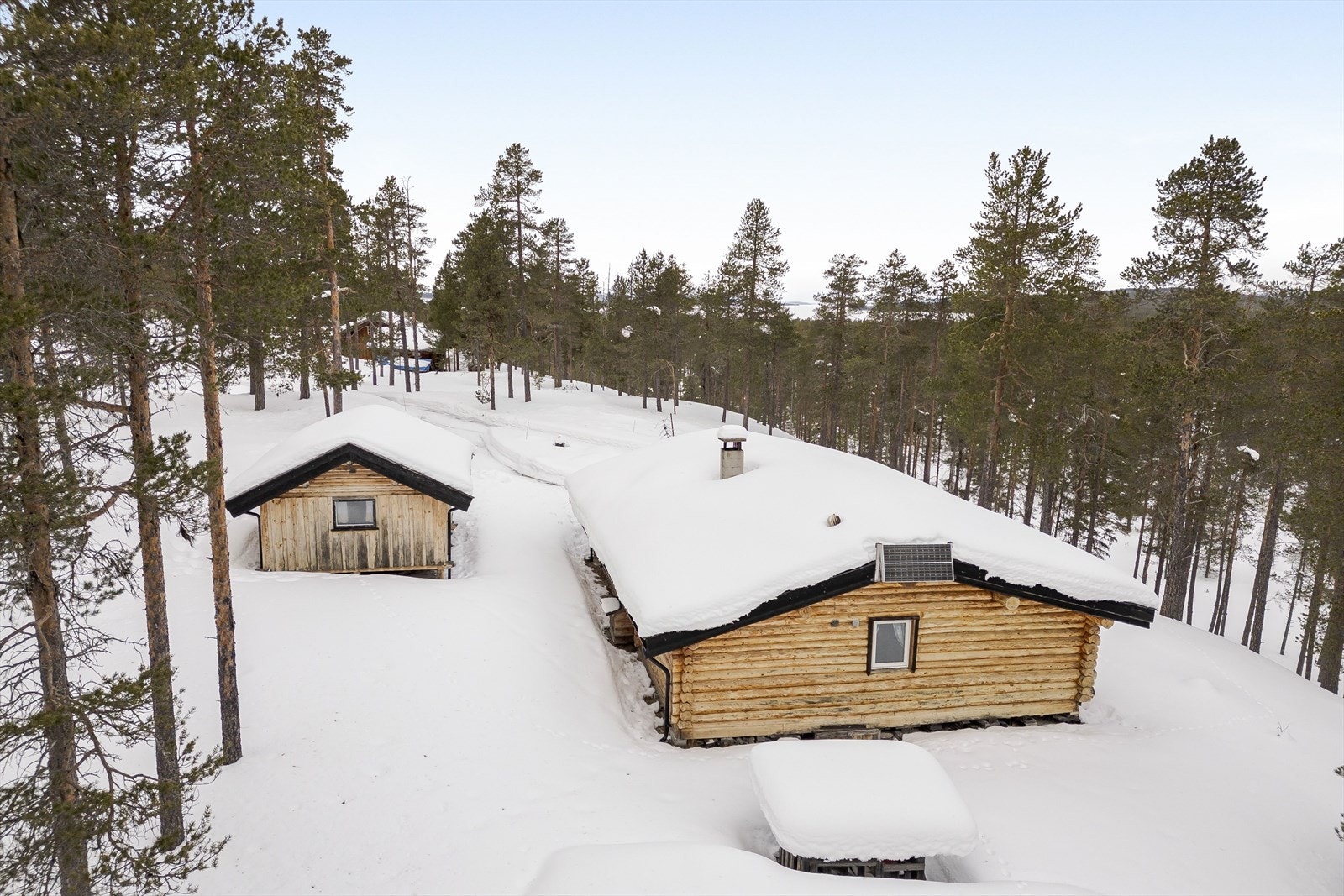 På vinterstid er det kort avstand til skiløyper og ca. 20 min med bil til nærmeste alpinbakke. Kommunen har også et ettertraktet og velutbygd nett med snøscooterleder som strekker seg helt over svenskegrensa. Leden passerer ca. 1,5 km fra hytta. Galleribilde