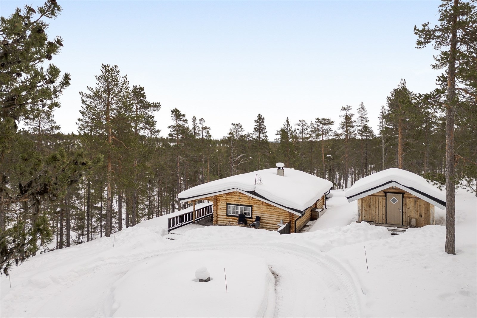 Velkommen til Femundgropa 11! En fritidseiendom bebygd med en koselig håndlaftet tømmerhytte fra 2001 og et anneks fra 2013. Foto: Husfoto v/ Bernat Tubau. Galleribilde