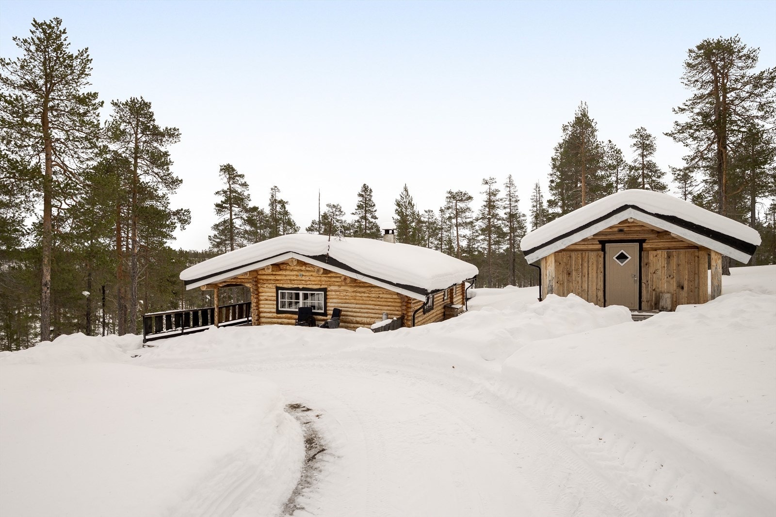 Hytta har yttervegger av håndlaftet rundtømmer og saltak som er tekket med torvtak. Galleribilde