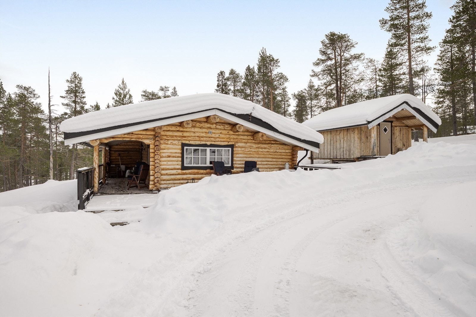 Med Femundsmarka nasjonalpark som nærmeste nabo, er dette et eldorado for friluftsentusiaster. Beliggenheten egner seg perfekt for den som søker ro, stillhet og ekte villmarksopplevelser, enten det er sommer eller vinter. Galleribilde