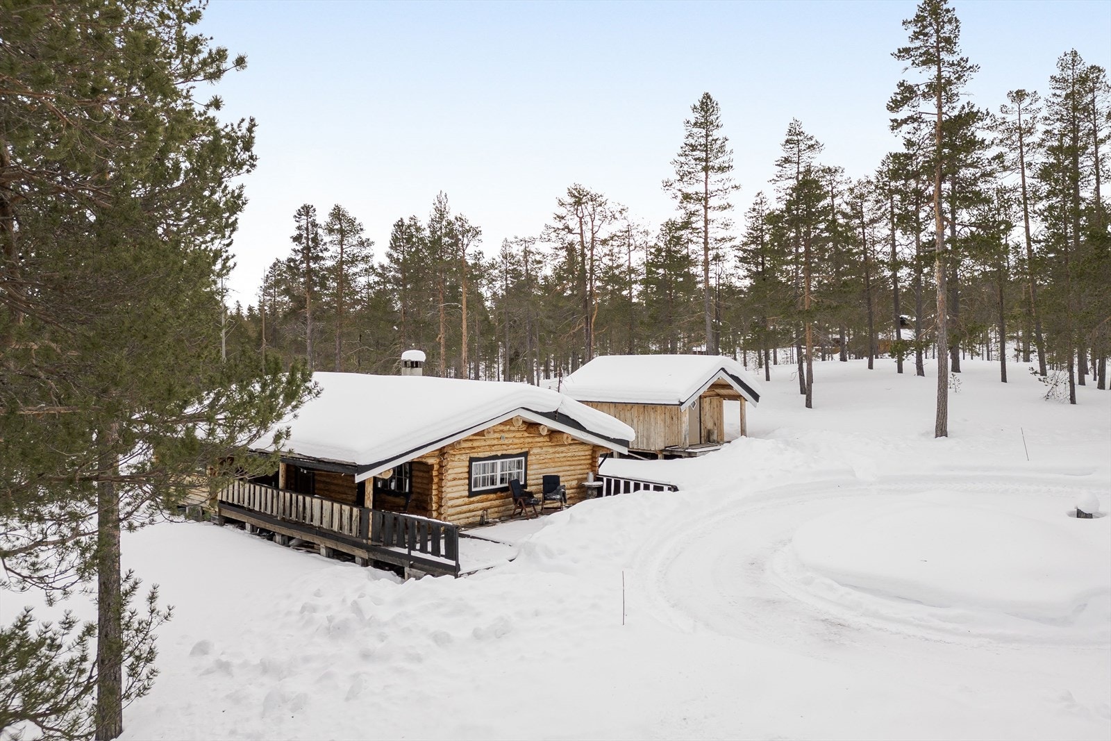 Hytta har en fin beliggenhet innerst i et hyggelig hyttefelt like ved Femunden - Norges tredje største innsjø. Eiendommen er omgitt av urørt natur, og ligger fredelig og skjermet til ca. 684 moh. Galleribilde