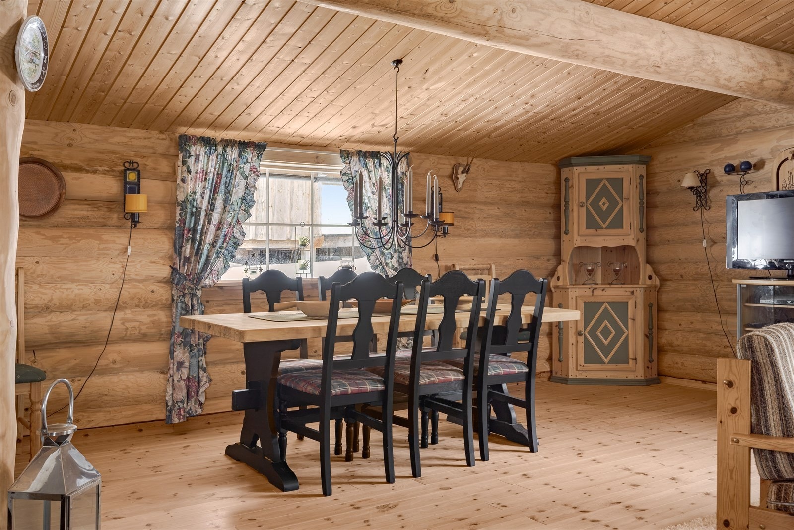 I stuen er det god plass til både sofagruppe med salongbord og et stort spisebord. Galleribilde