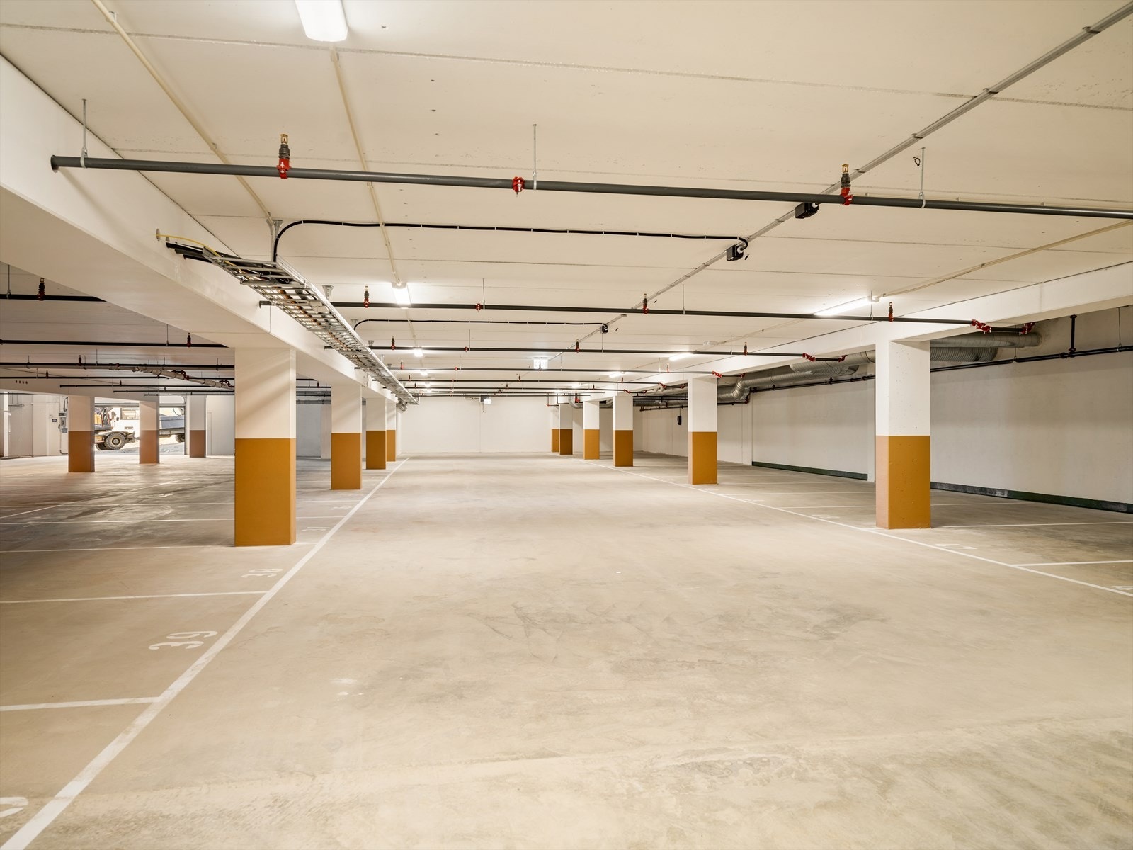 Fast biloppstillingsplass i garasjekjeller er inkludert i prisen. Galleribilde