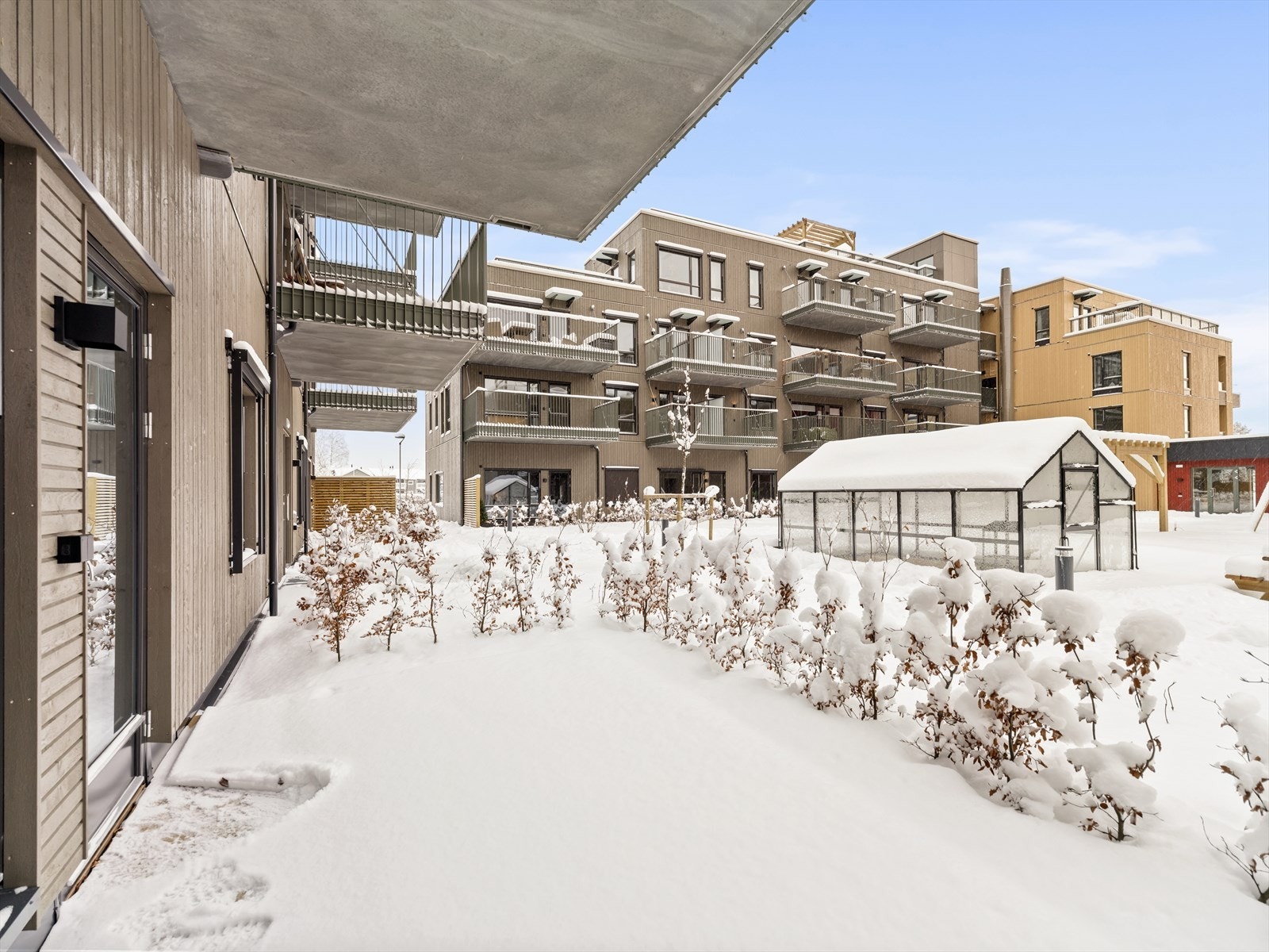 Nyoppført 3r selveier med markterrasse og garasje. Nedsatt med kr. 500.000,- i kampanjeperiode. Kontakt megler for mer informasjon. Galleribilde