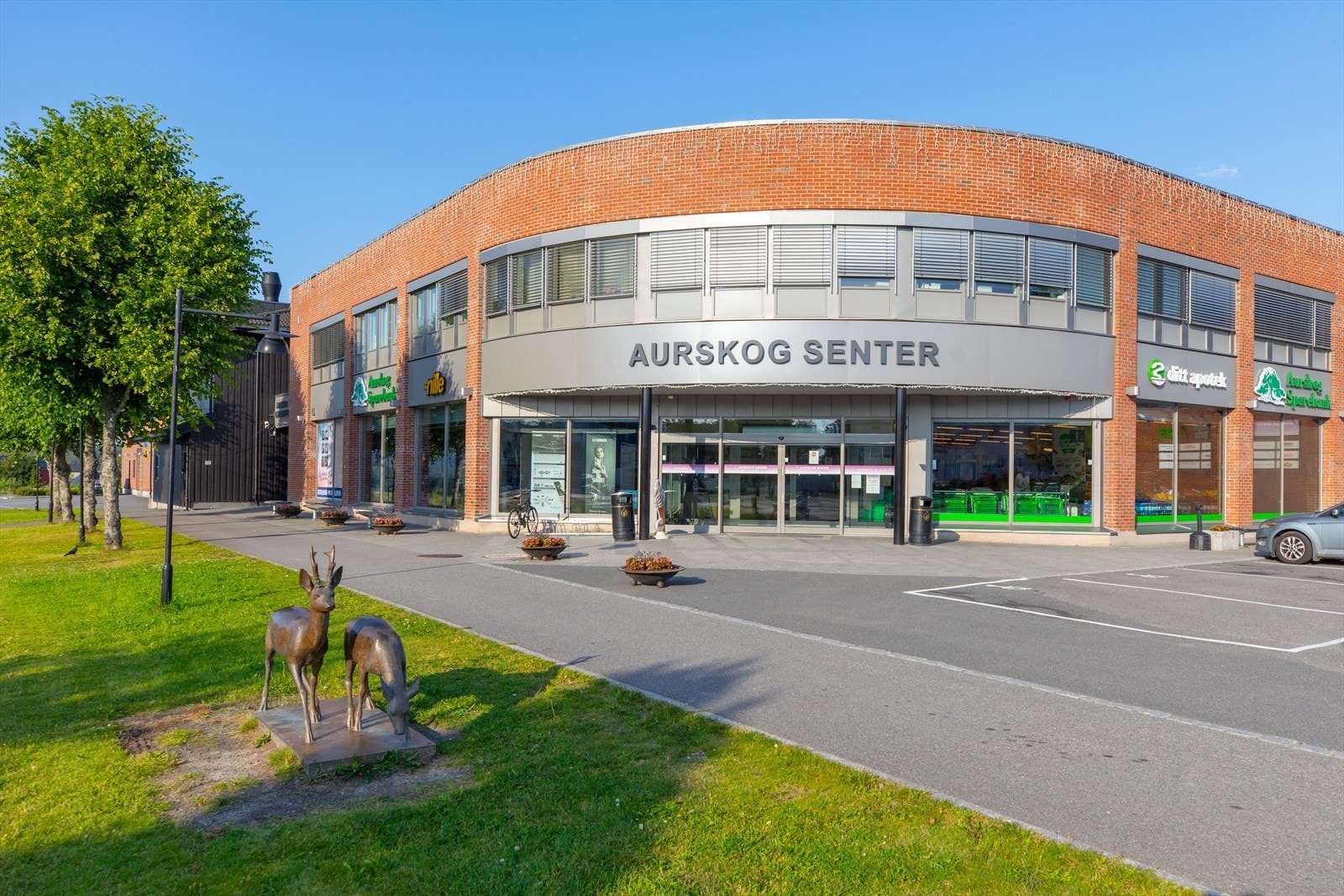 Fra Sentrumshagen ligger senteret i umiddelbar nærhet med sine butikker og servicetilbud. Galleribilde