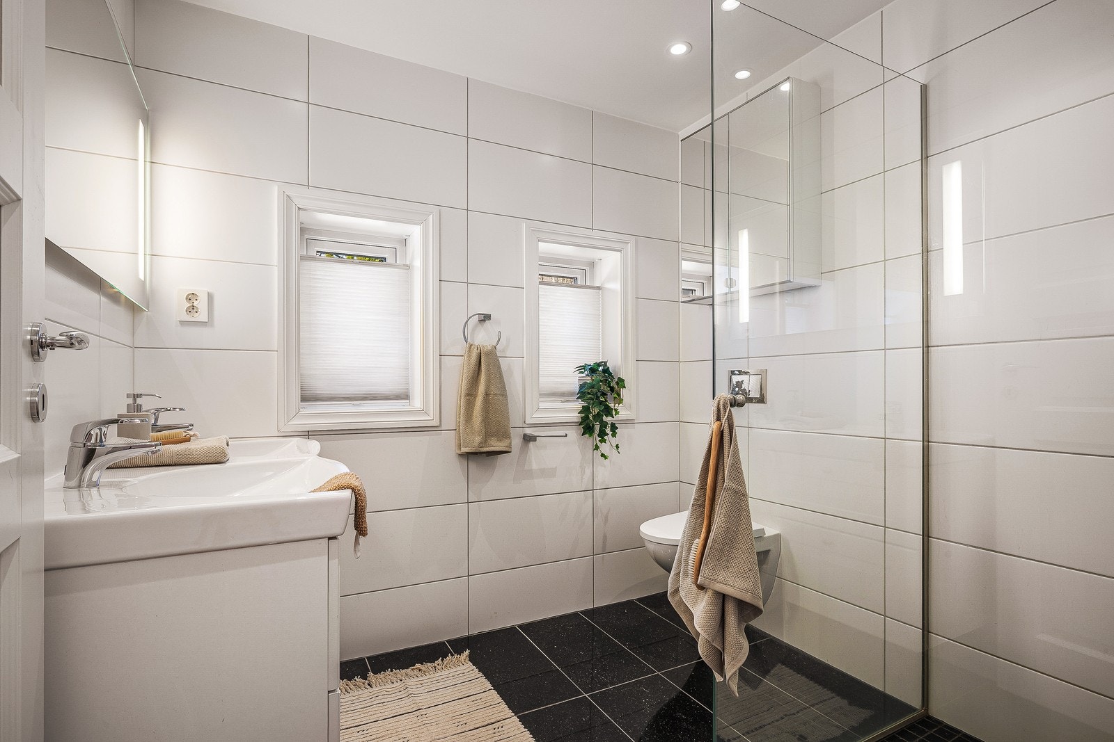 Badet har et moderne uttrykk fra byggeåret, fliser på både gulv og vegger, varmekabler og mekanisk avtrekk. Galleribilde