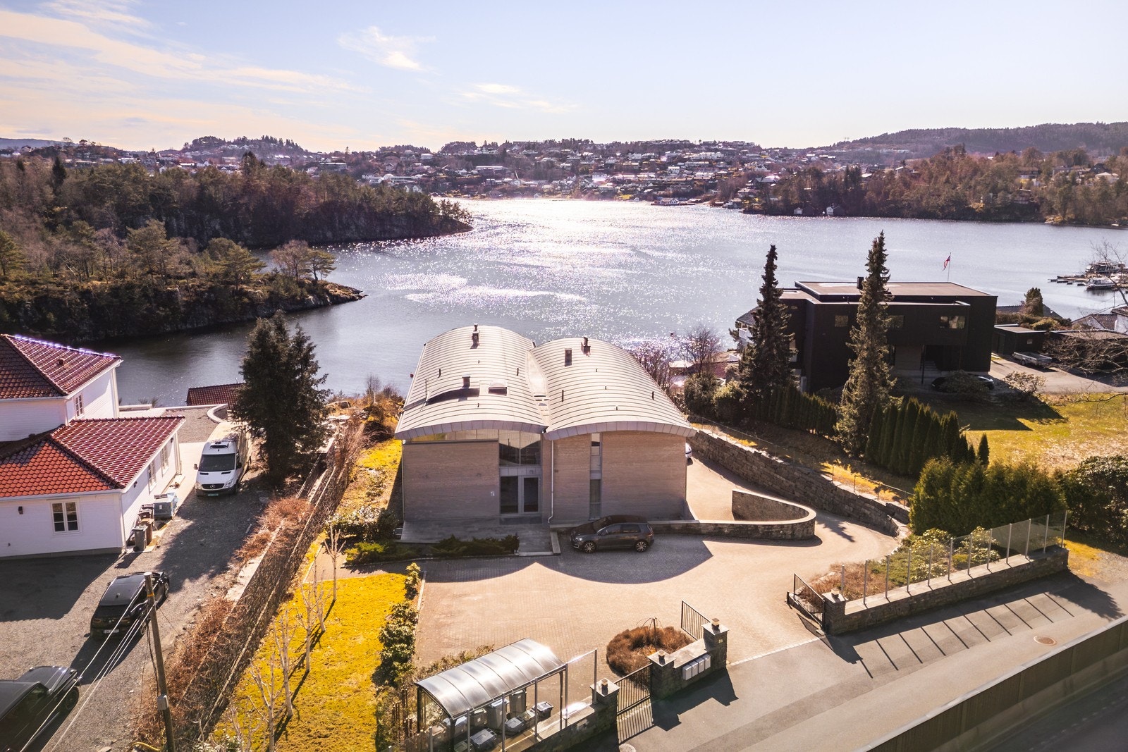 Bønesstranden 86 ligger i et attraktivt og etablert boligområde på Bønes, med grønne omgivelser og et rolig preg. Galleribilde