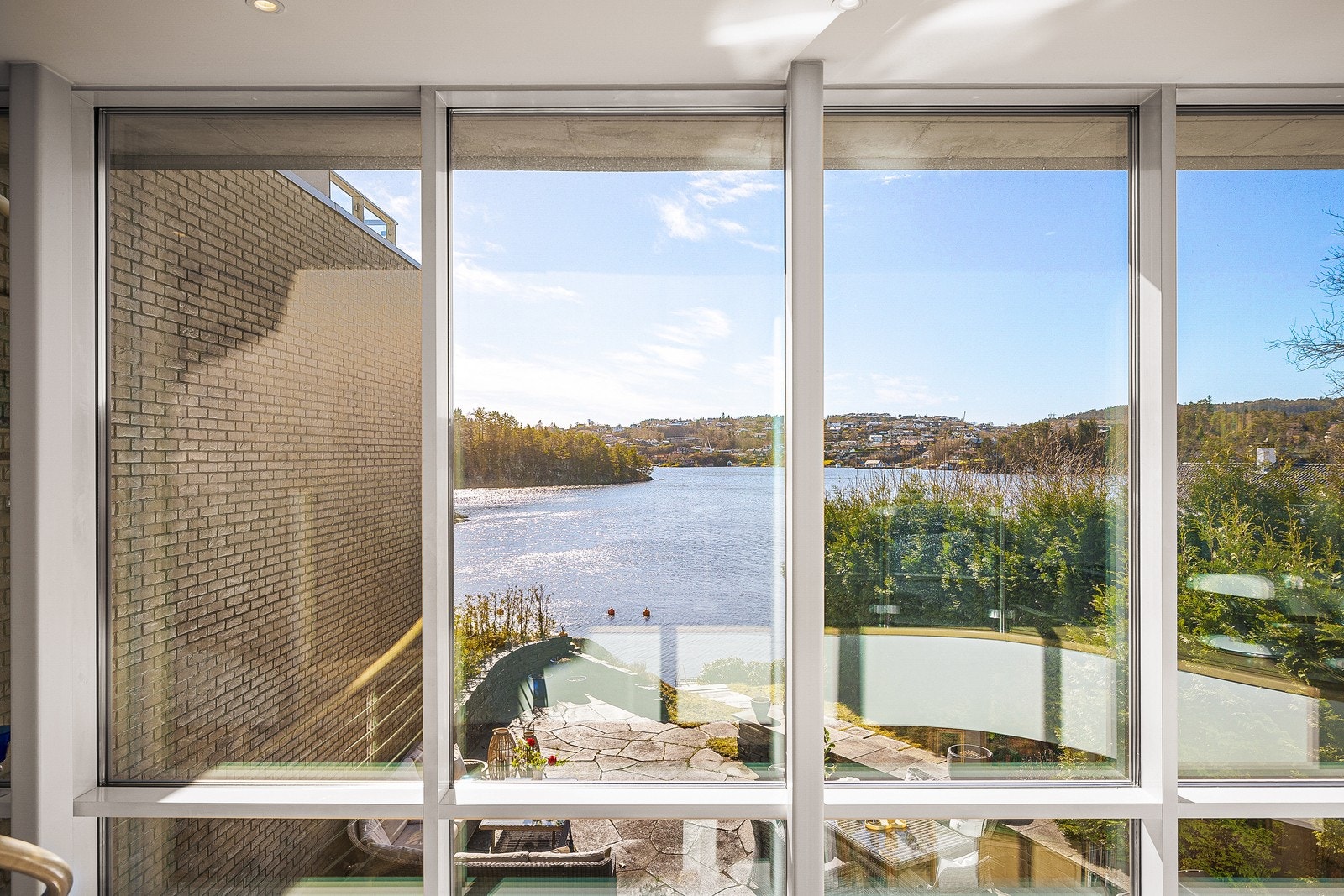 Panoramautsikt over Nordåsvannet. Brygge og sjølinje til Nordåsvannet. Galleribilde