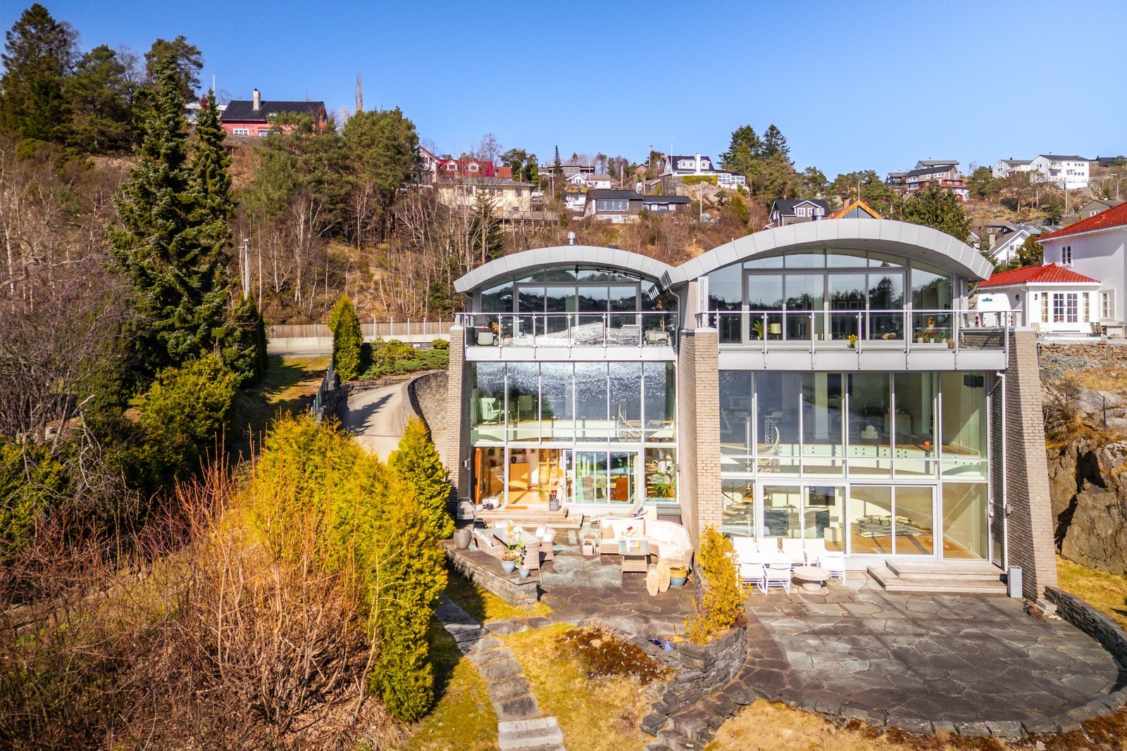 Her får du panoramautsikt og tilgang til både badestrand og båtplass, noe som gir en eksklusiv og maritim bokvalitet. Galleribilde