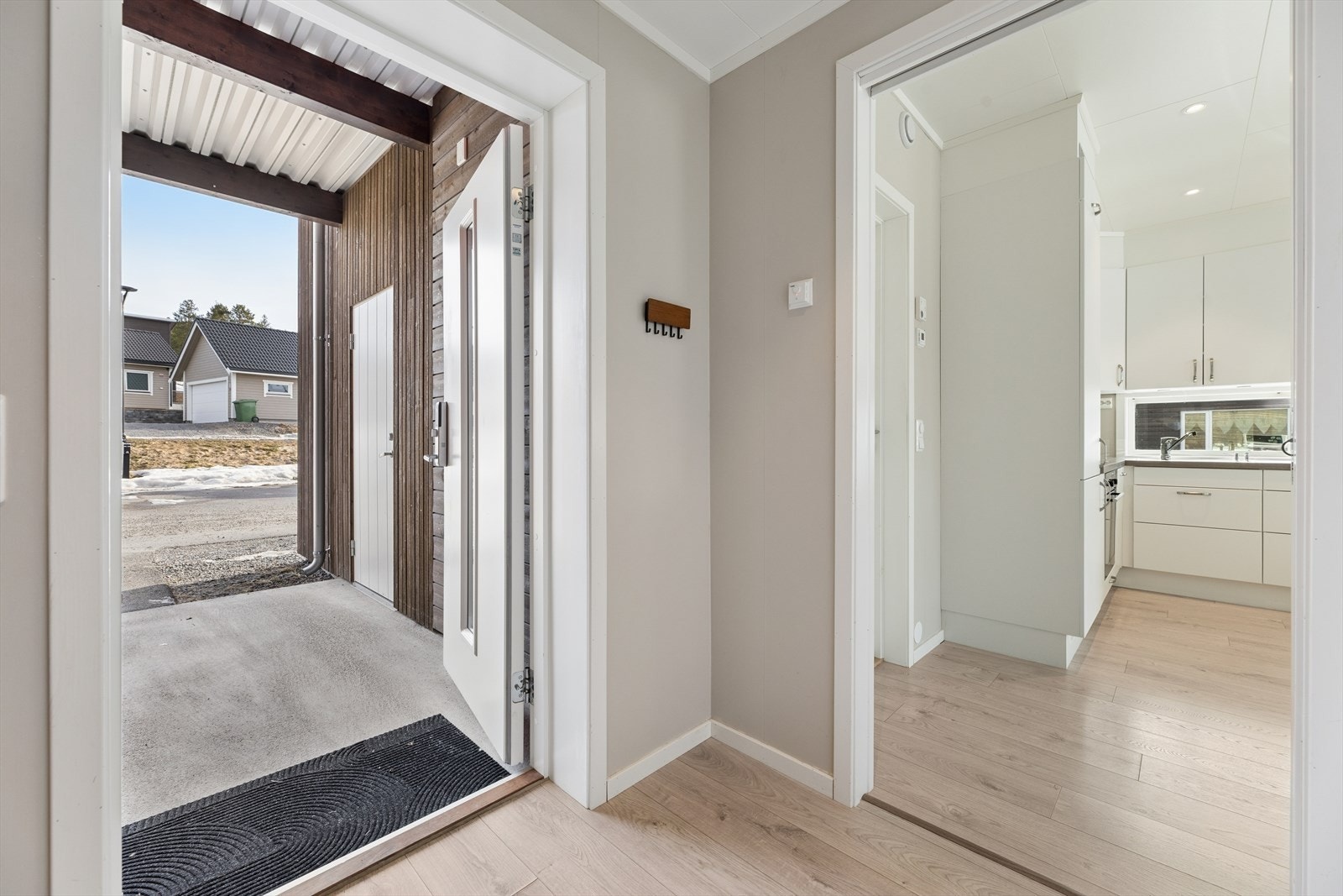 Her blir man ønsket velkommen inn i en lys og praktisk entré med gode oppbevaringsmuligheter. Galleribilde