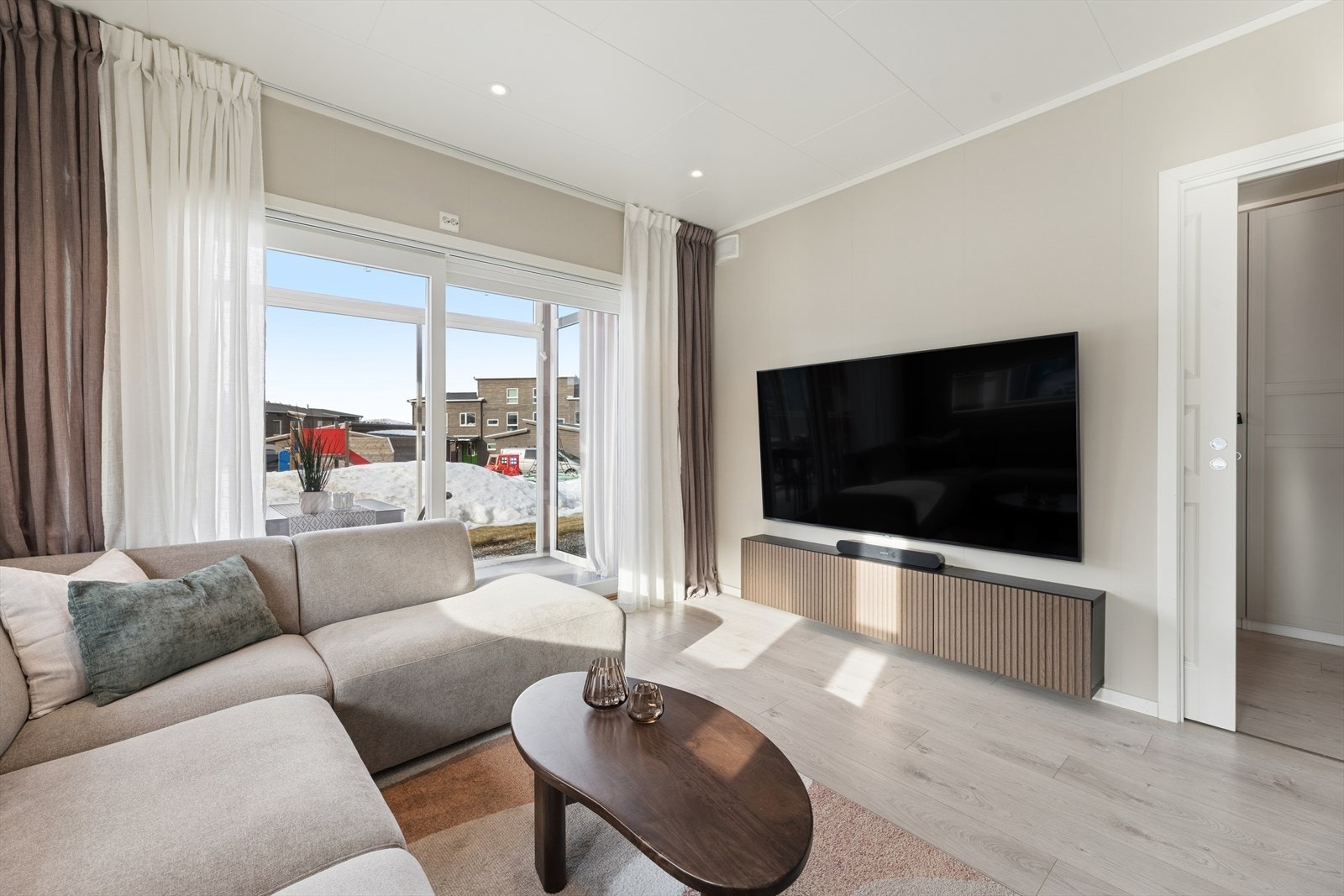 Mulighet for TV på vegg eller benk på motsatt vegg fra sofaen. Galleribilde