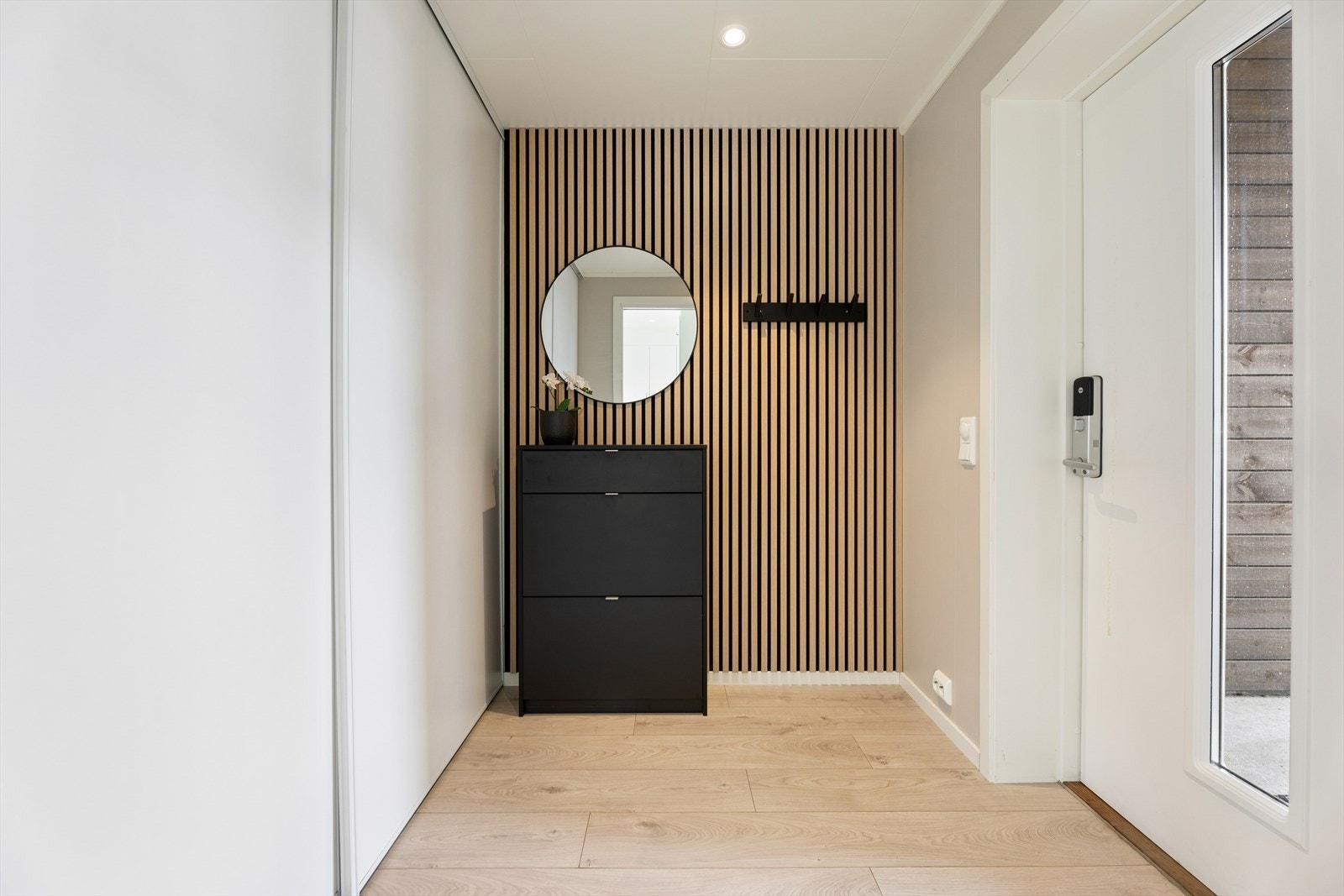 Det er rikelig med plass til å henge fra seg yttertøy, samt rom for både opphengsløsning og kommode. I tillegg har entréen en romslig skyvedørsgarderobe som gir ekstra lagringsplass. Galleribilde