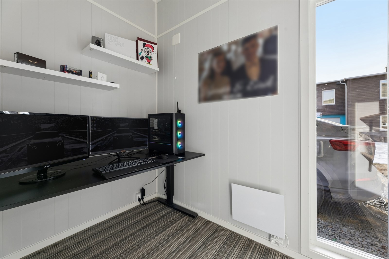 Uteboden er romslig med god plass til oppbevaring, i dag innredet med skrivebord. Galleribilde