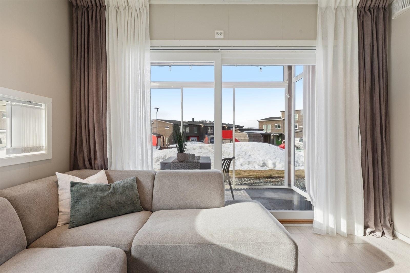 Fra stuen er det utgang til boligens innglassede terrasse. Galleribilde