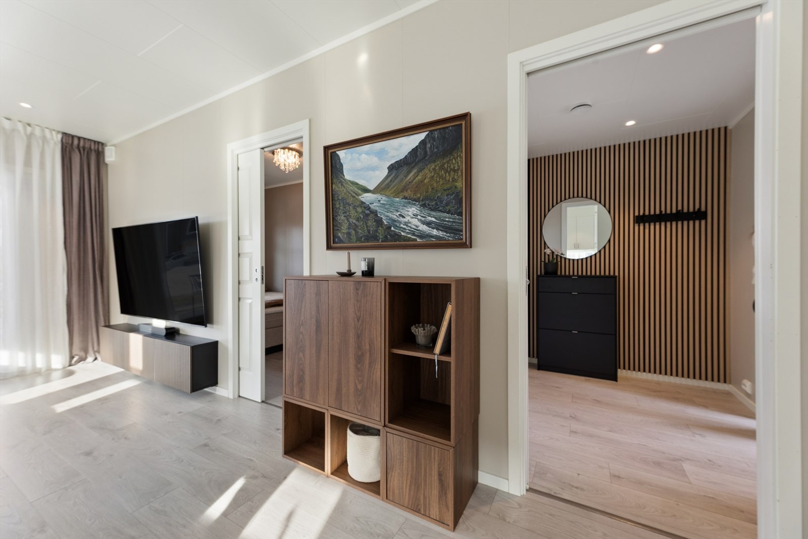 Videre inn i boligen kommer man til stue og kjøkken i en åpen løsning som gir en sosial og helhetlig romfølelse. Galleribilde