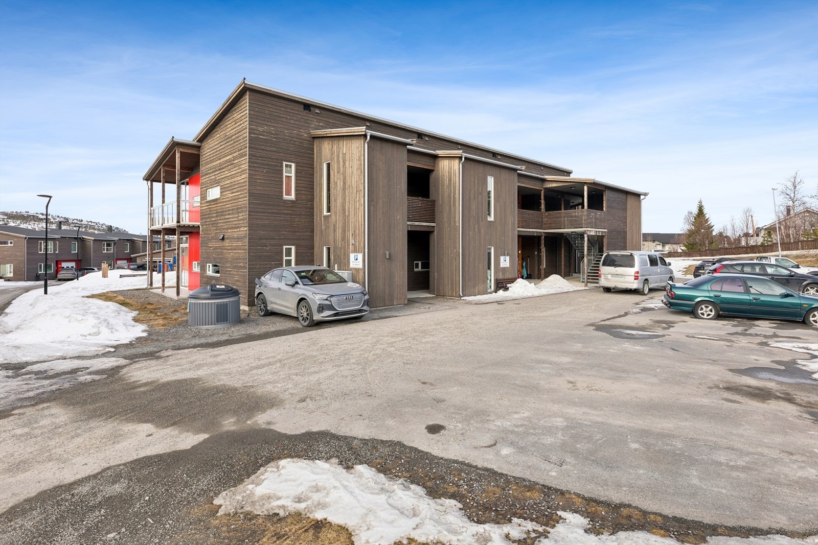 Opptsillingsplass utenfor leiligheten med EL-billader Galleribilde