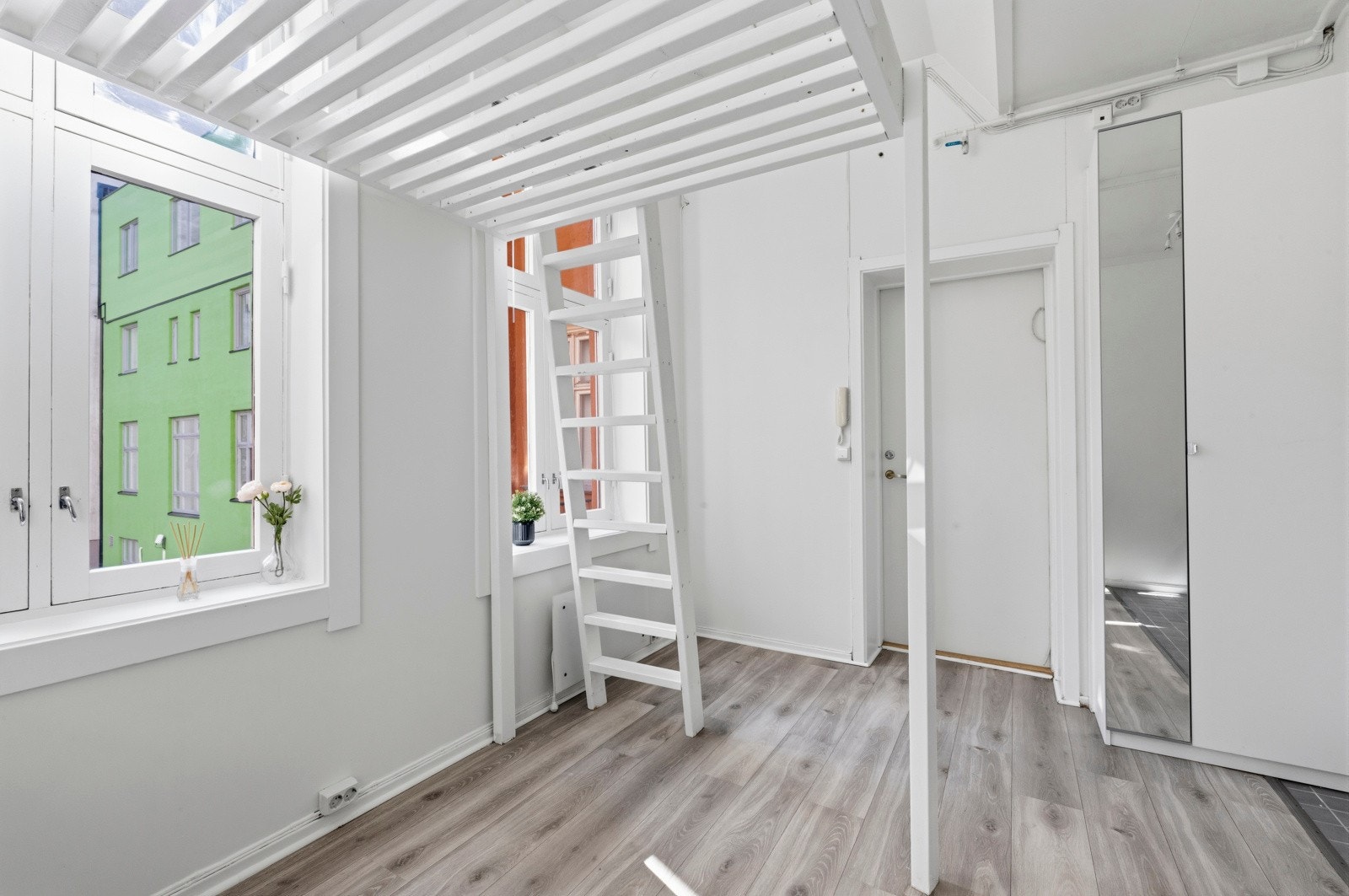 Overflatene er holdt i nøytrale toner med laminatgulv og malte vegger. Oppvarming skjer via panelovner. Rommet oppleves fleksibelt og enkelt å innrede etter behov. Galleribilde